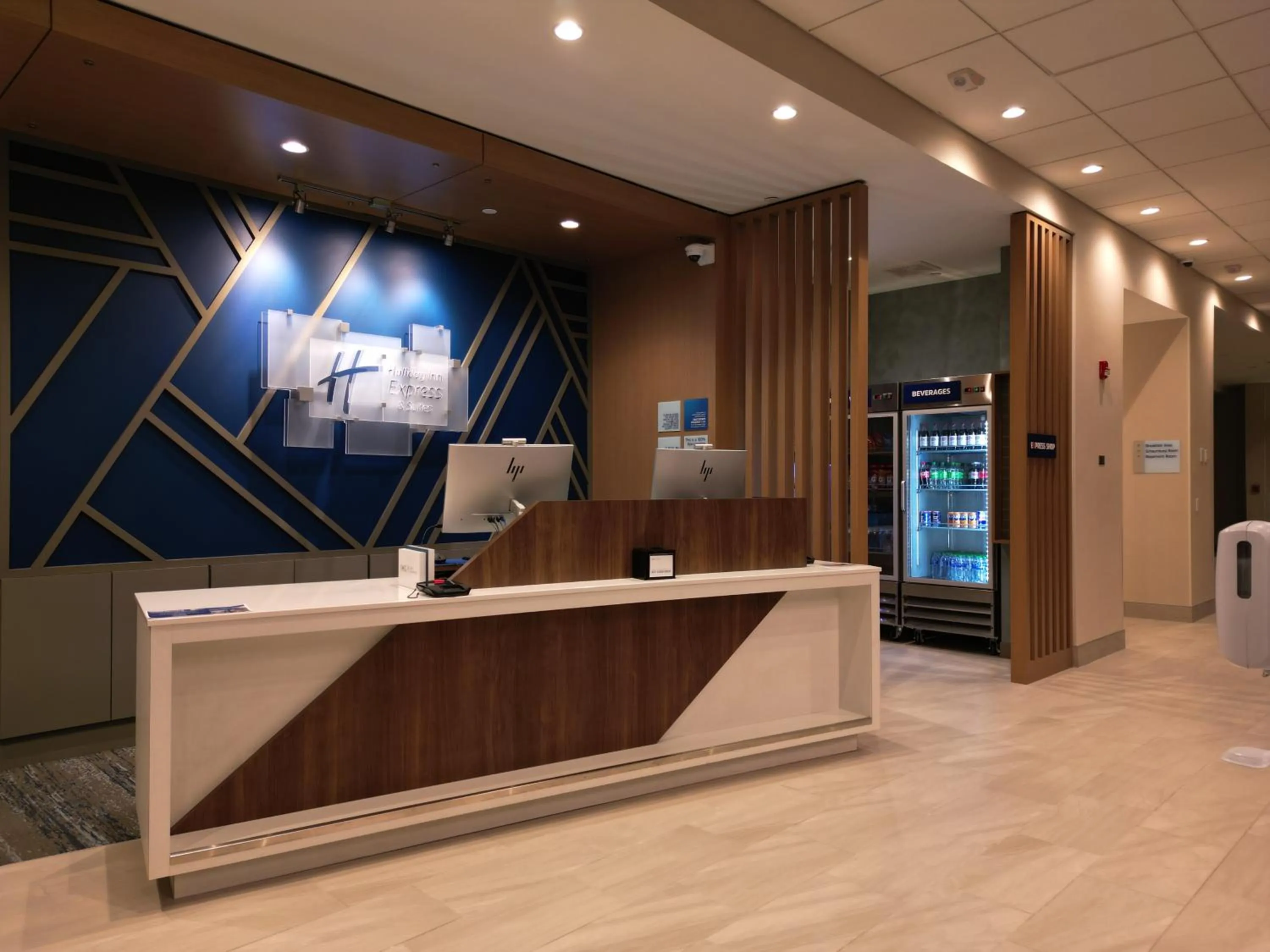 Lobby or reception in Holiday Inn Express & Suites Chicago Schaumburg by IHG