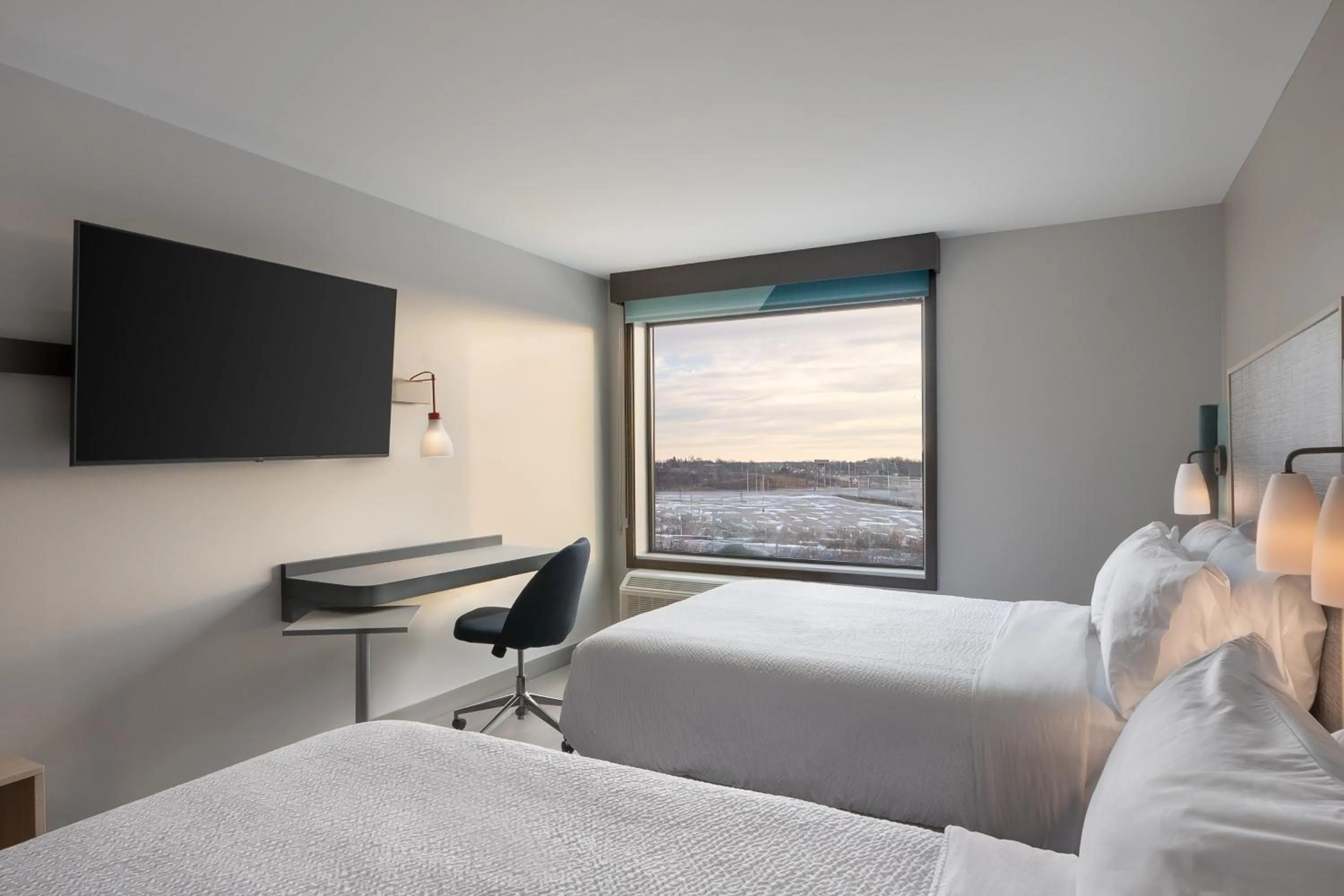 Photo of the whole room, Bed in avid hotel Oak Creek by IHG