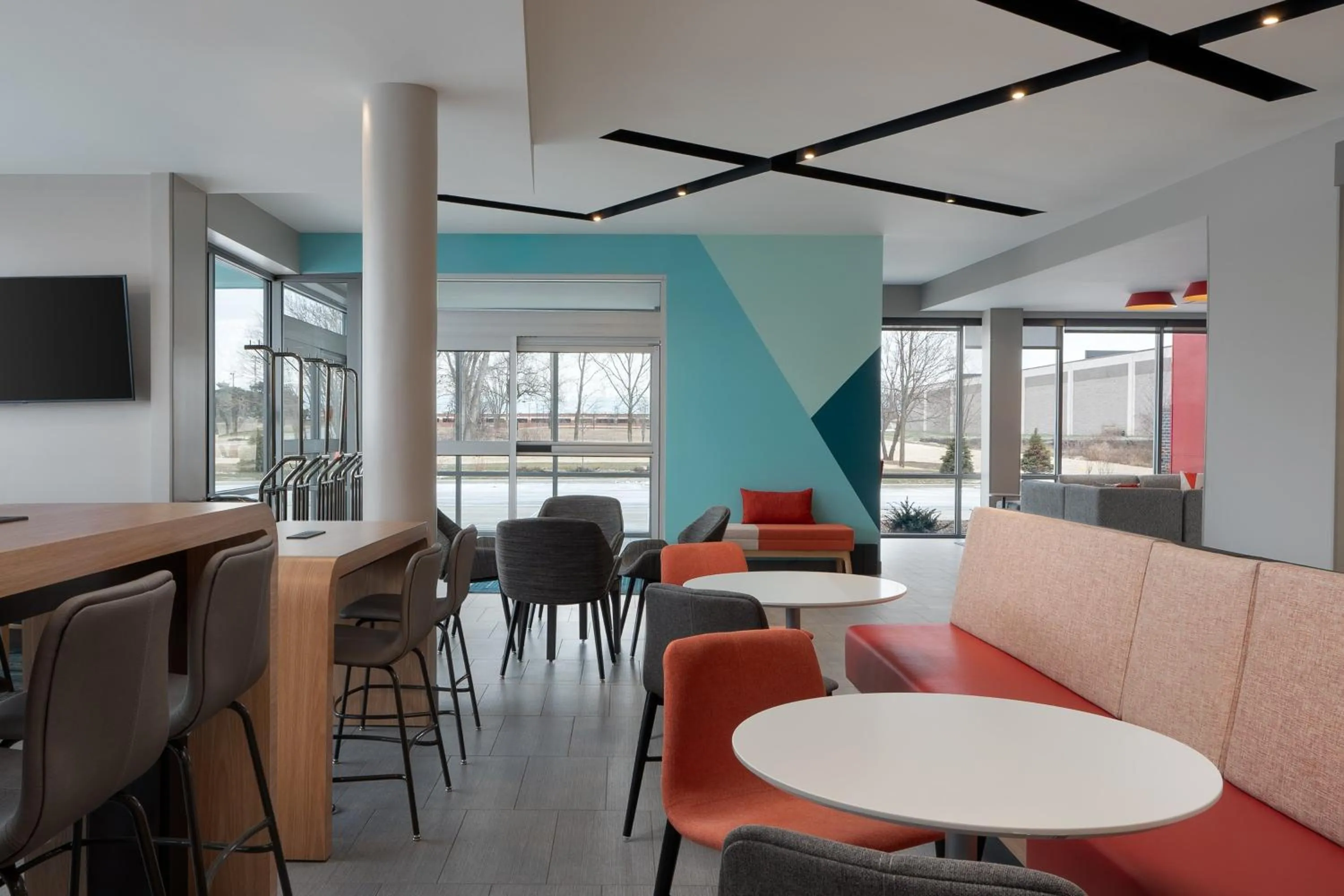 Property building in avid hotel Oak Creek by IHG