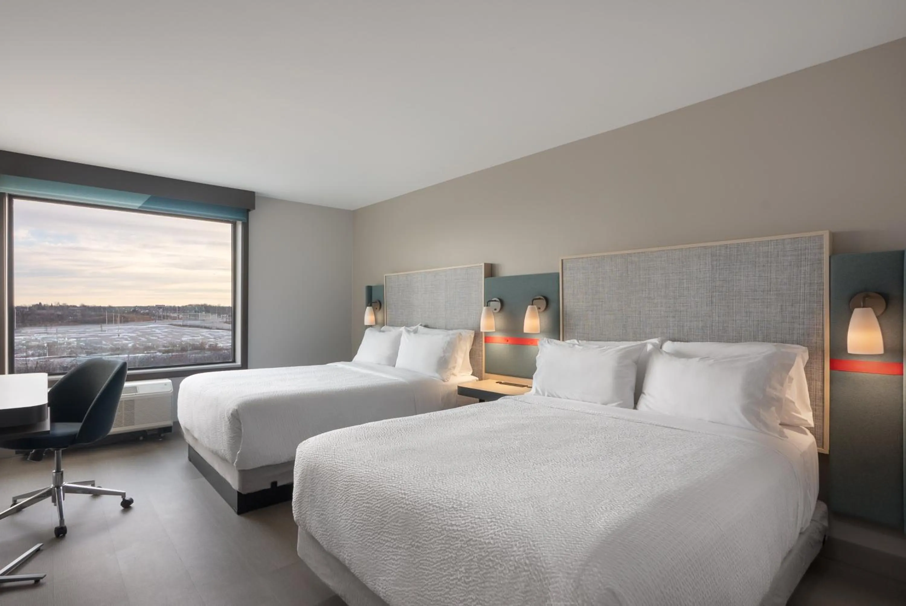 Photo of the whole room, Bed in avid hotel Oak Creek by IHG