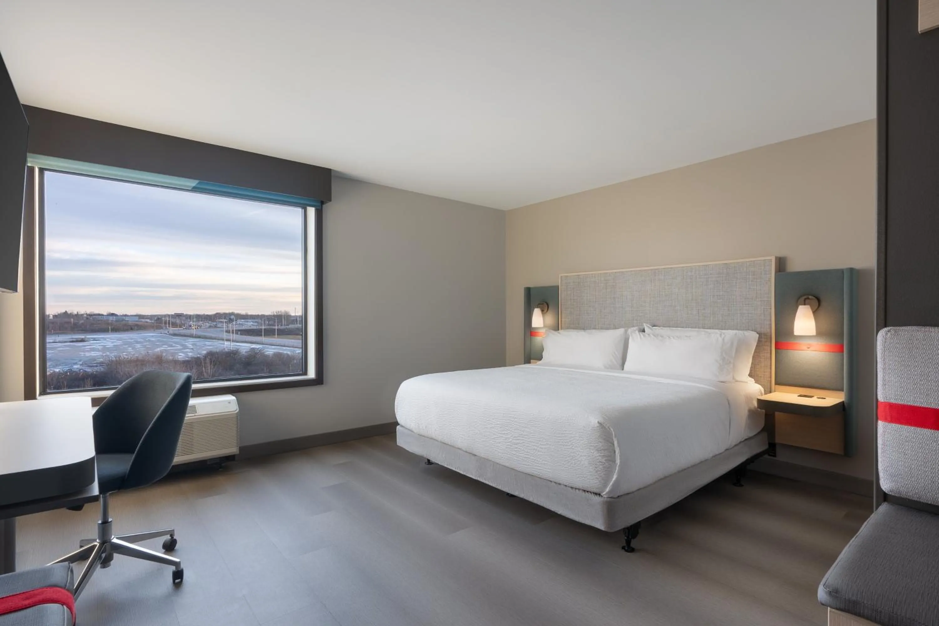 Photo of the whole room, Bed in avid hotel Oak Creek by IHG