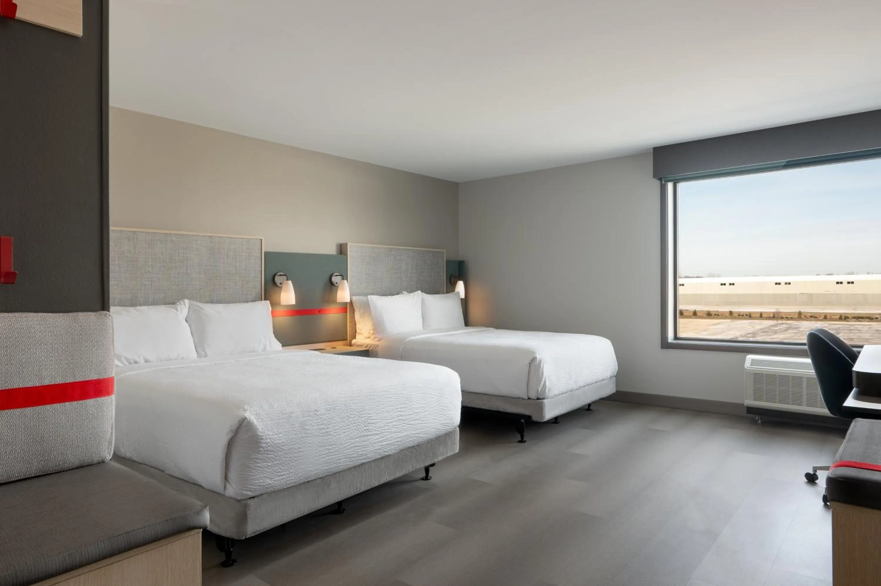 Photo of the whole room, Bed in avid hotel Oak Creek by IHG