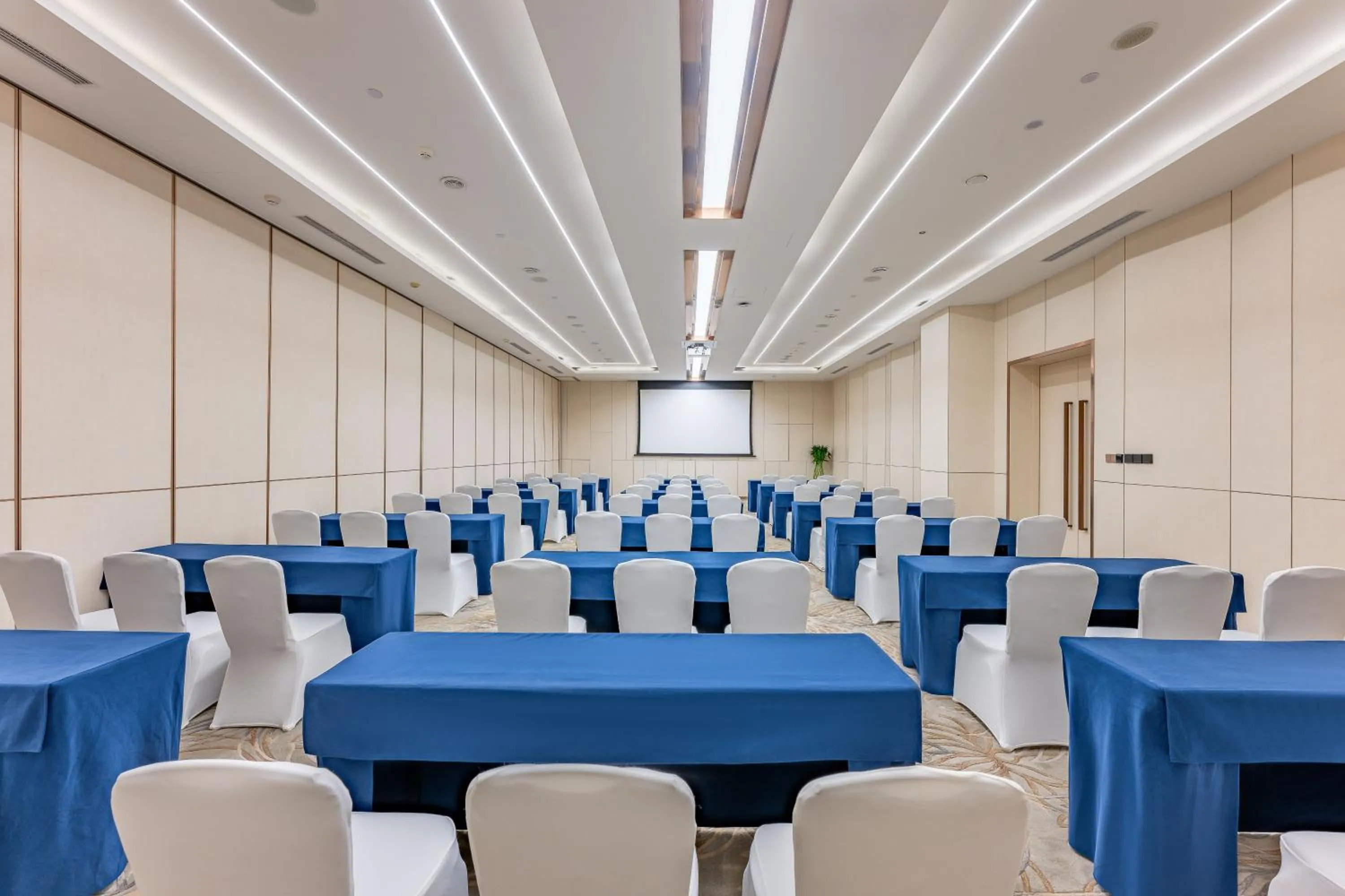 Meeting/conference room in Holiday Inn Express Beijing Conference Center by IHG