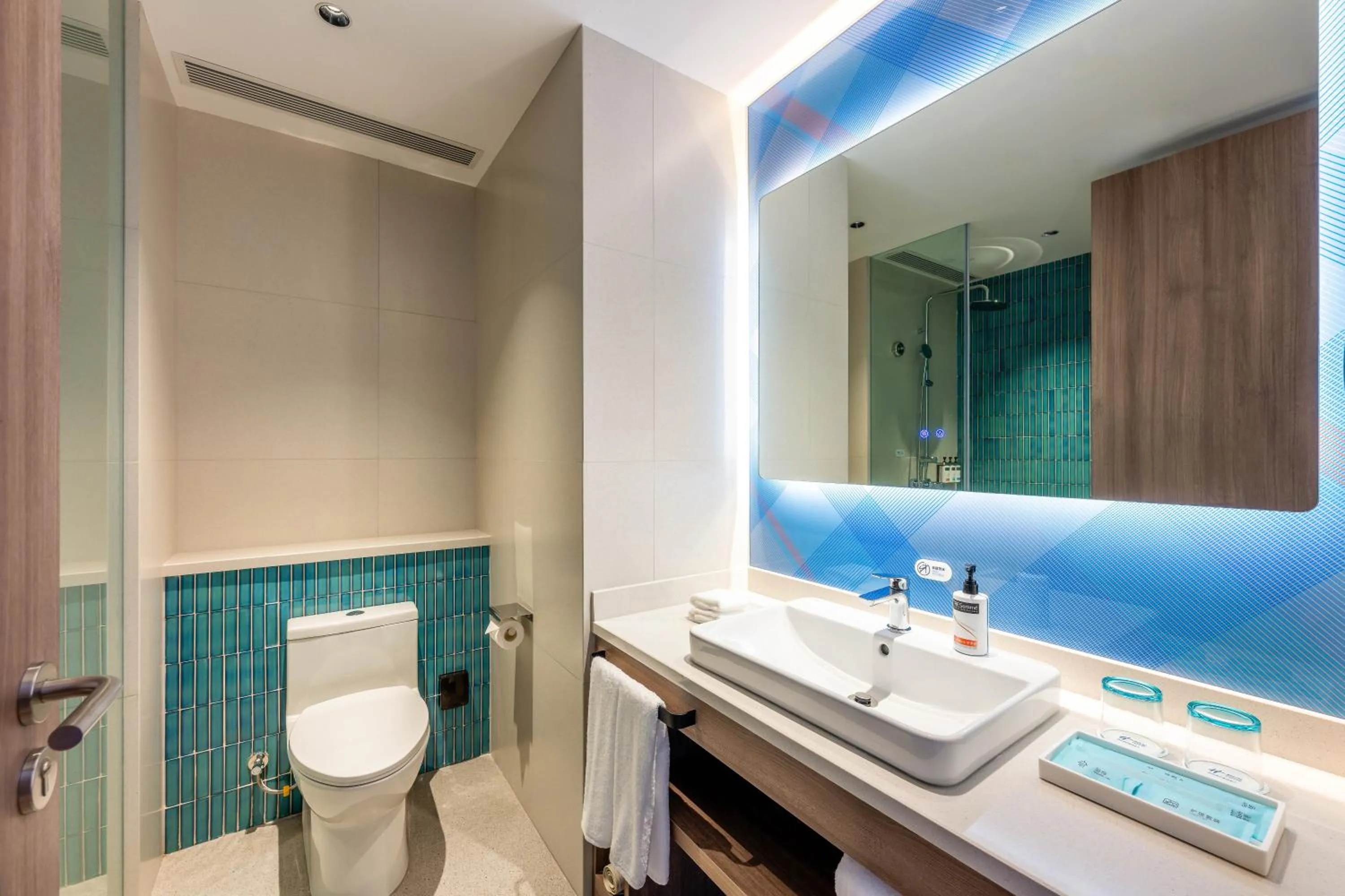 Toilet in Holiday Inn Express Liaocheng ETDZ by IHG