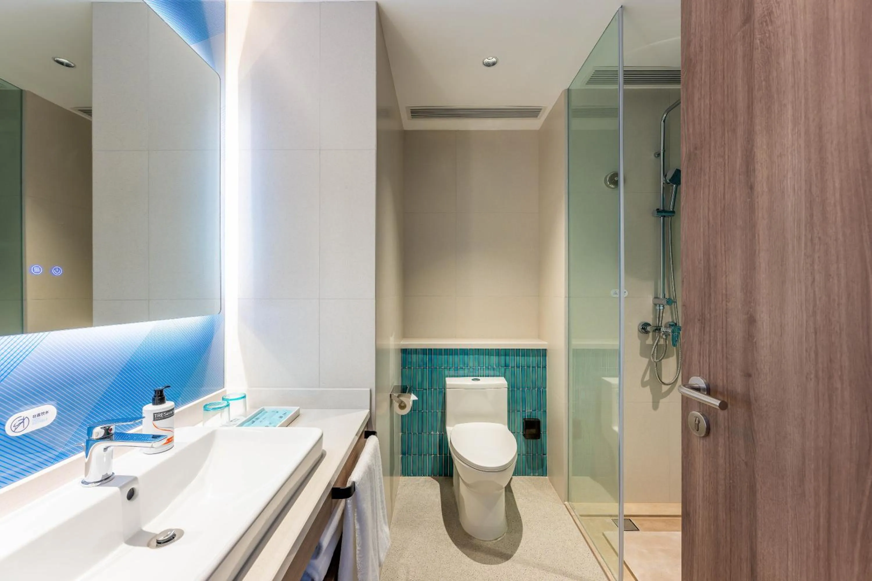 Toilet in Holiday Inn Express Liaocheng ETDZ by IHG