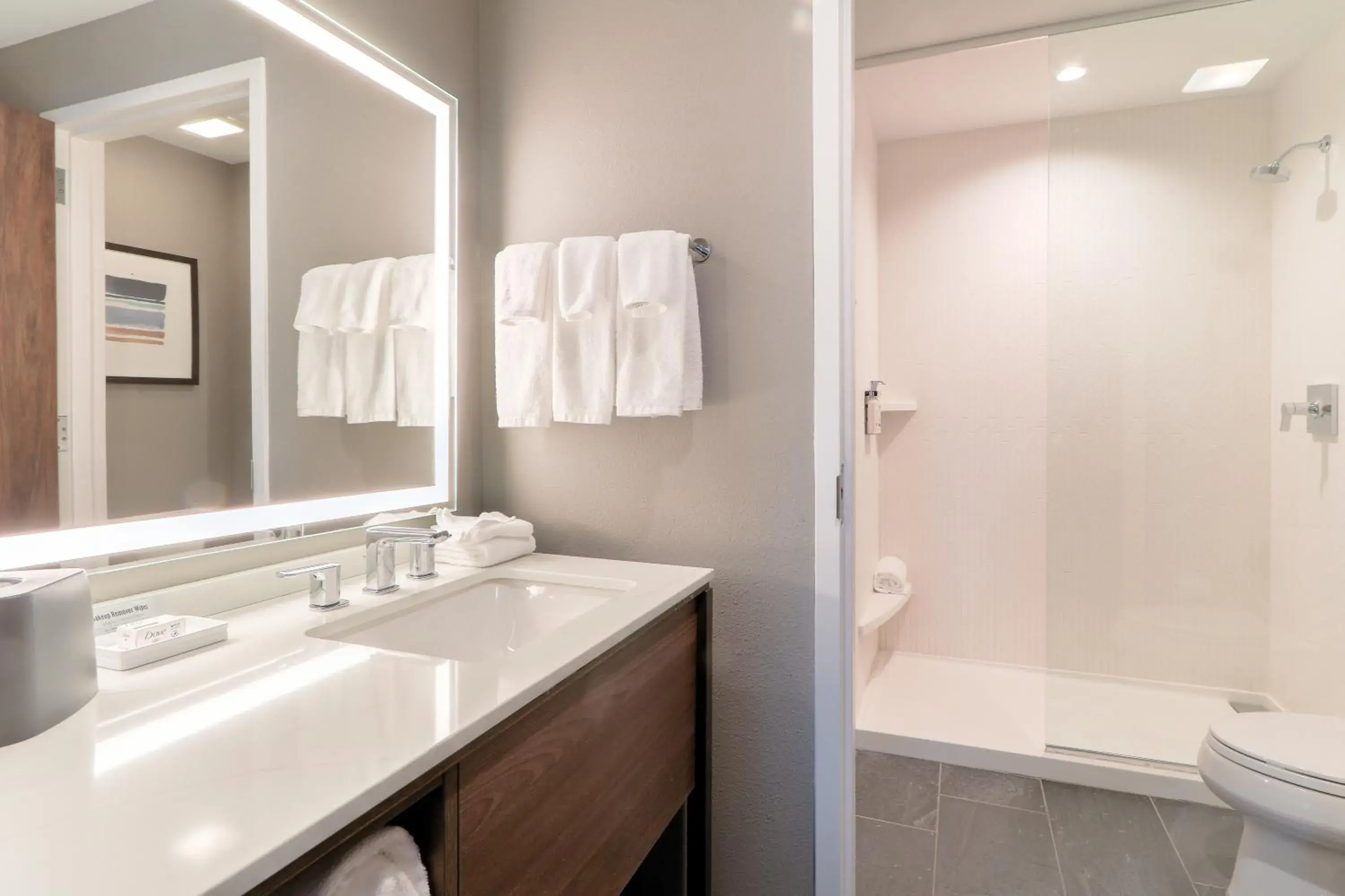 One-Bedroom King Suite with Balcony - Mountain View in Staybridge Suites Pigeon Forge - Smoky Mtns by IHG One-Bedroom King Suite with Balcony - Mountain View in Staybridge Suites Pigeon Forge - Smoky Mtns by IHG