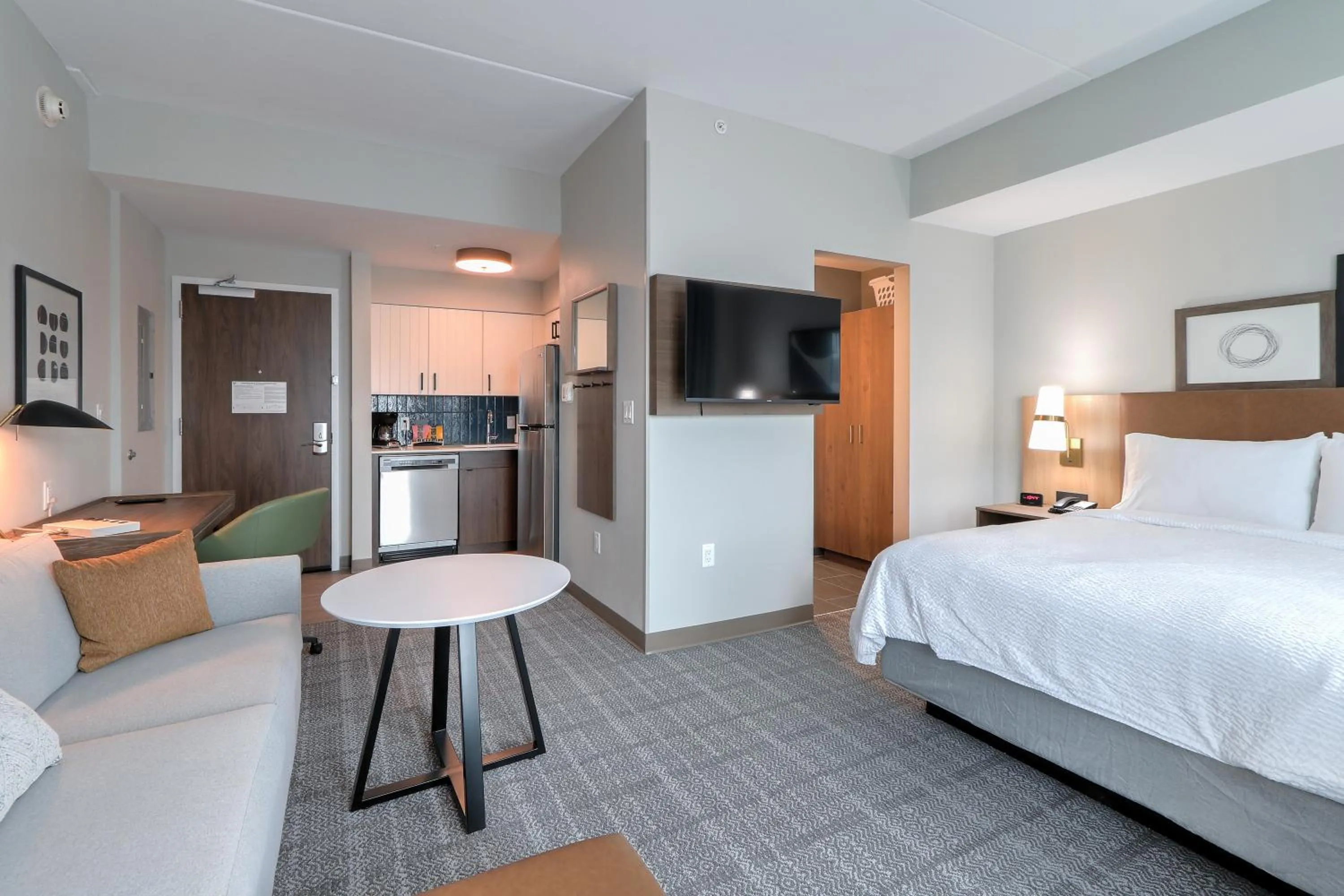 Kitchen or kitchenette, Bed in Staybridge Suites Pigeon Forge - Smoky Mtns by IHG