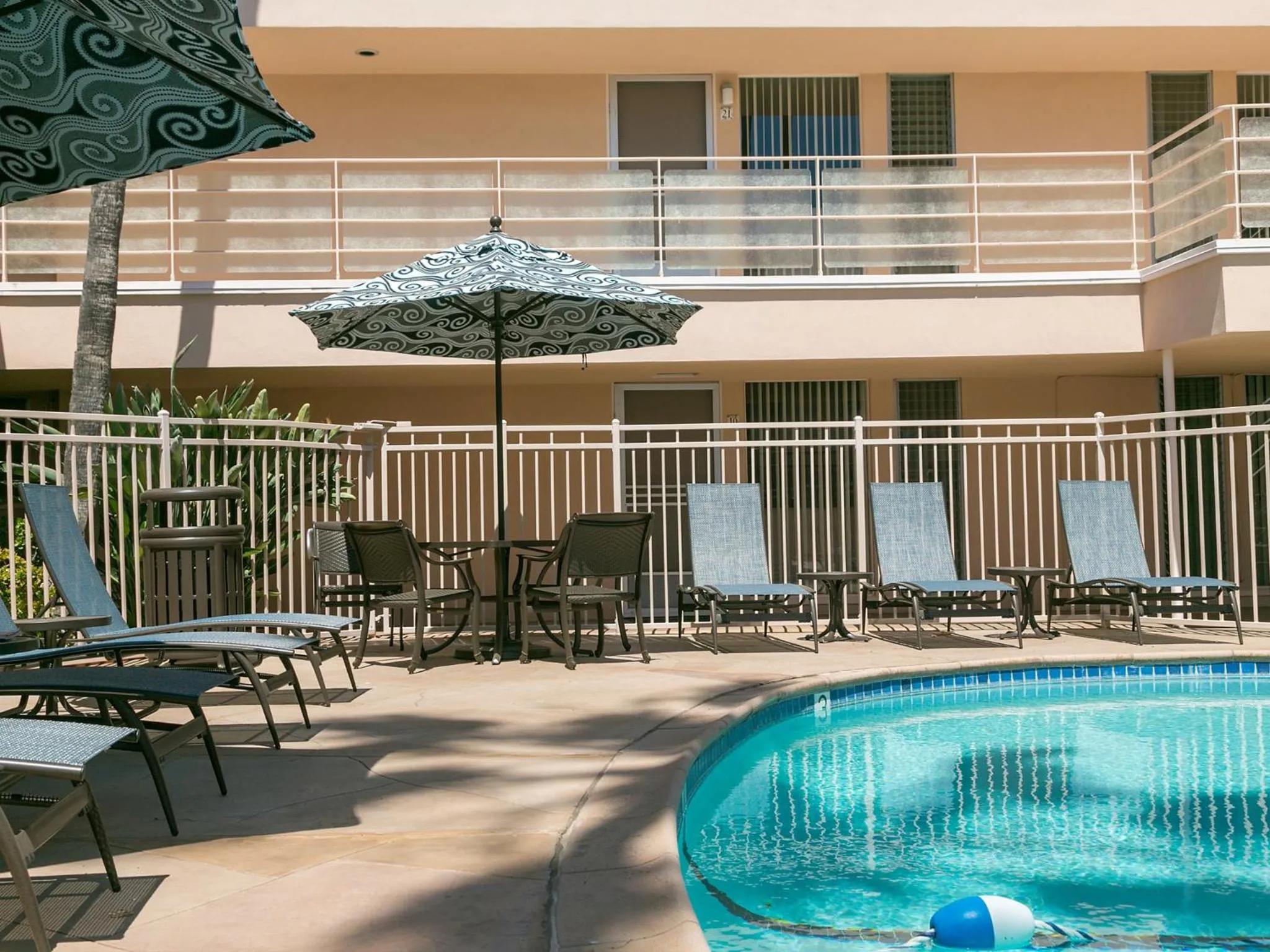 Swimming pool in La Jolla Riviera Inn