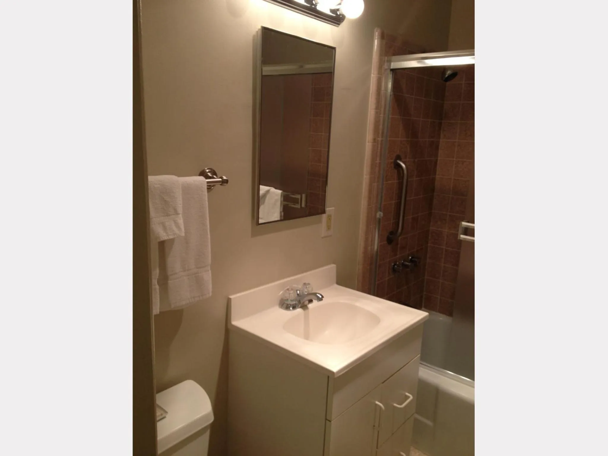 Shower in La Jolla Riviera Inn