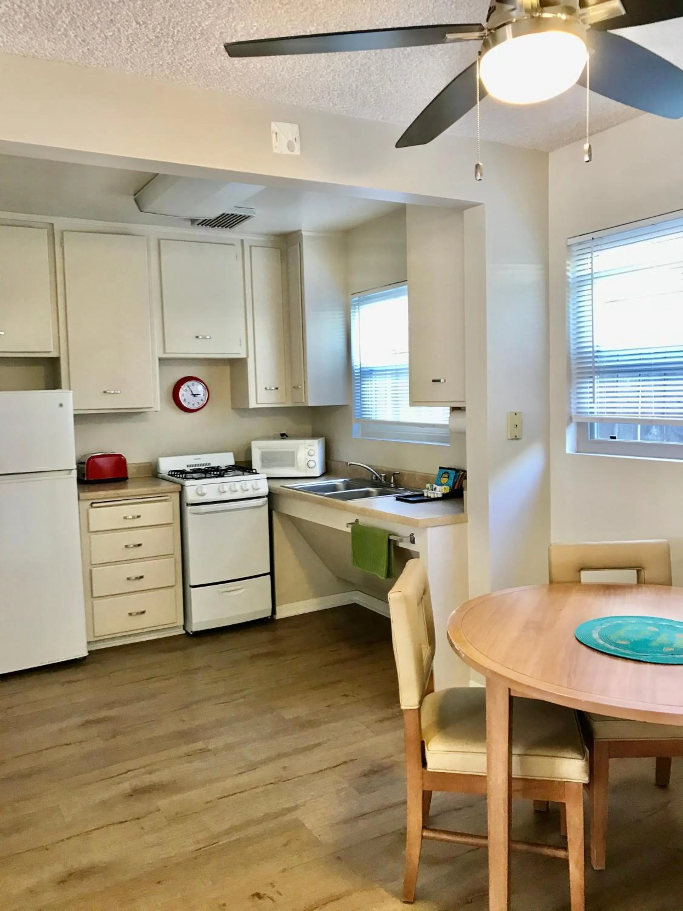 Dining area in La Jolla Riviera Inn