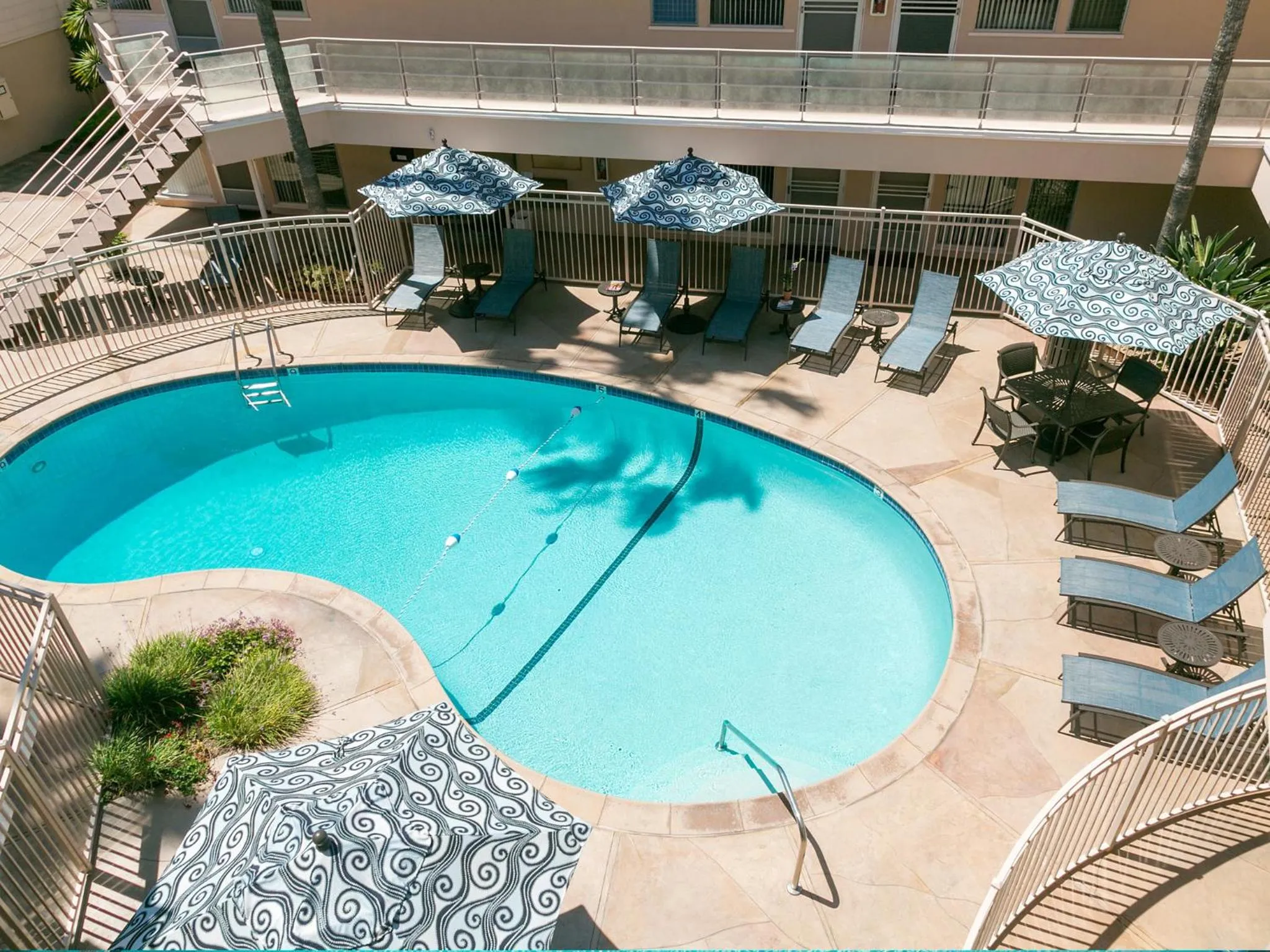 Swimming pool in La Jolla Riviera Inn
