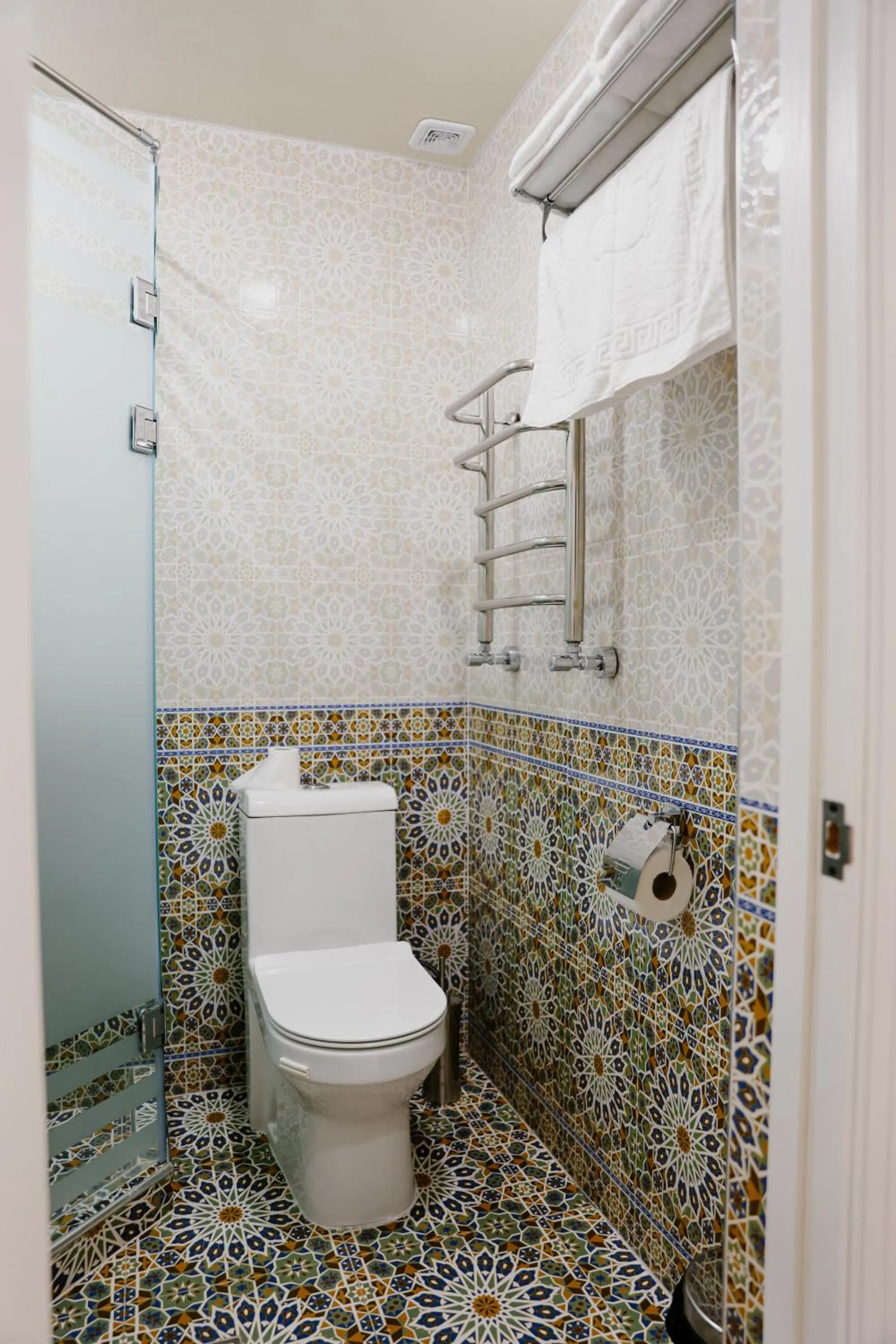 Shower in Ko'k Saroy Plaza Hotel