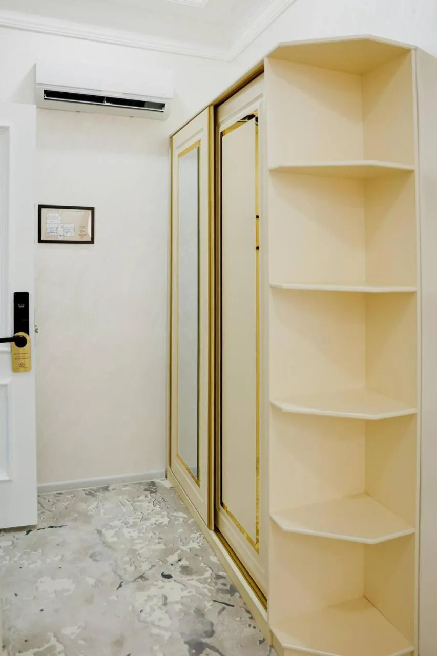 wardrobe in Ko'k Saroy Plaza Hotel