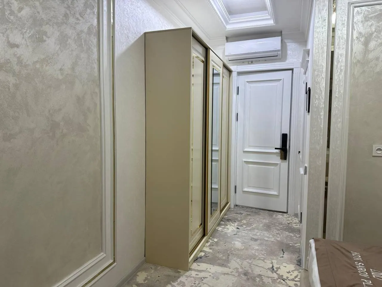 wardrobe in Ko'k Saroy Plaza Hotel