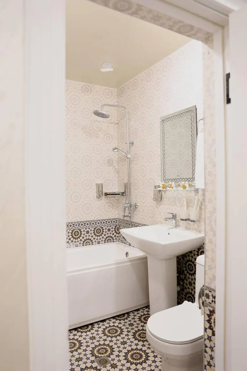 Shower in Ko'k Saroy Plaza Hotel