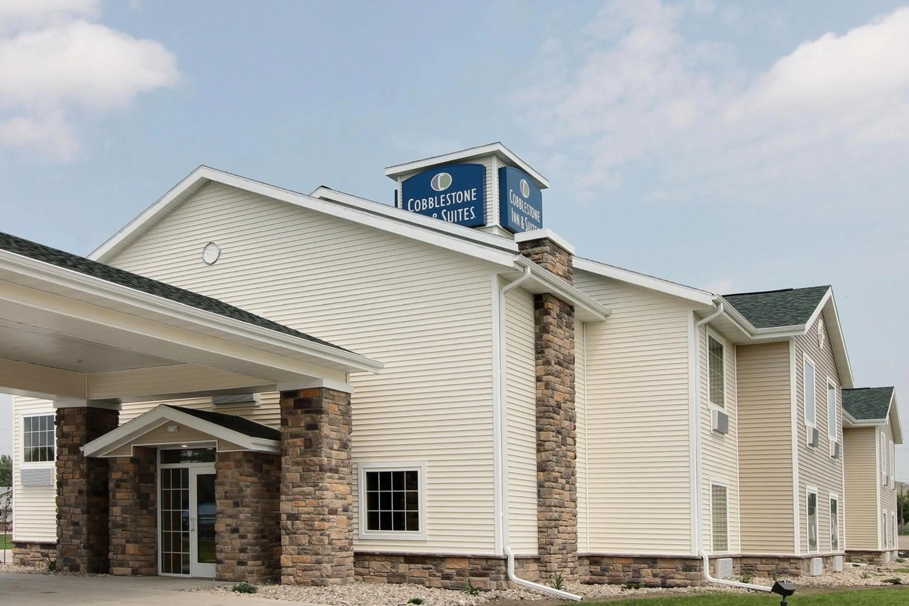 Facade/entrance in Cobblestone Inn & Suites - Linton