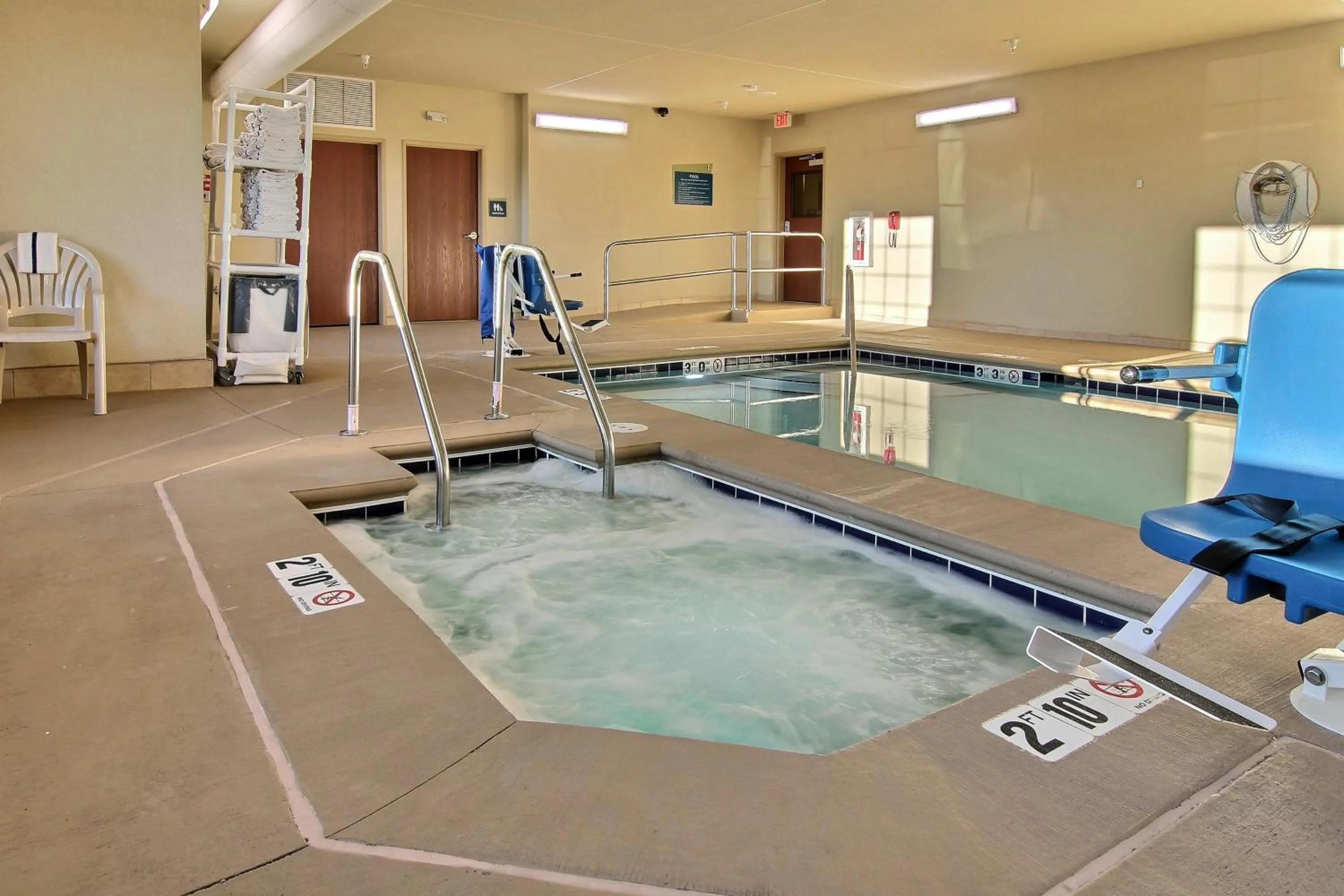 Swimming pool in Cobblestone Hotel & Suites - Beulah