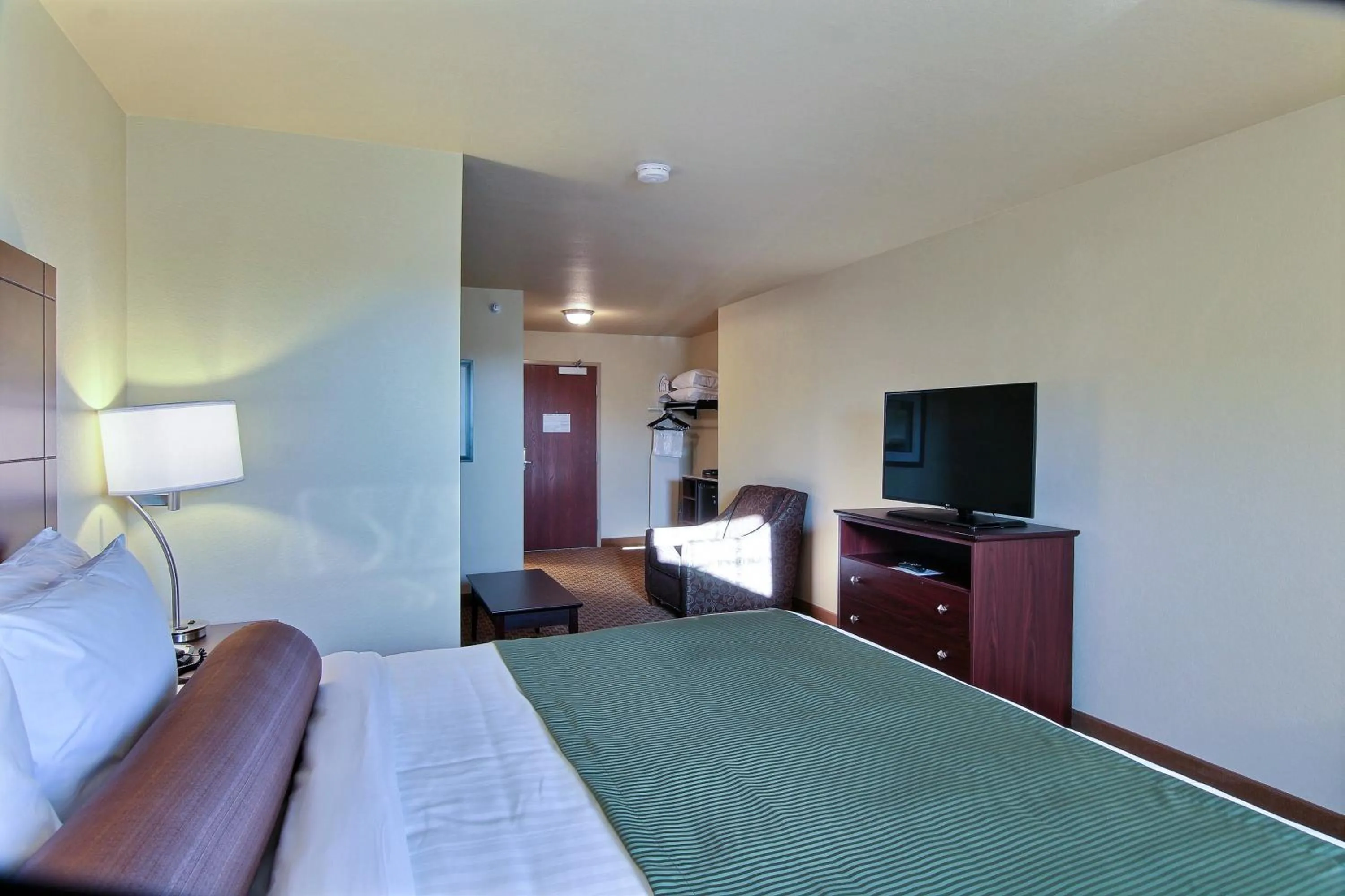 Bed in Cobblestone Hotel & Suites - Beulah