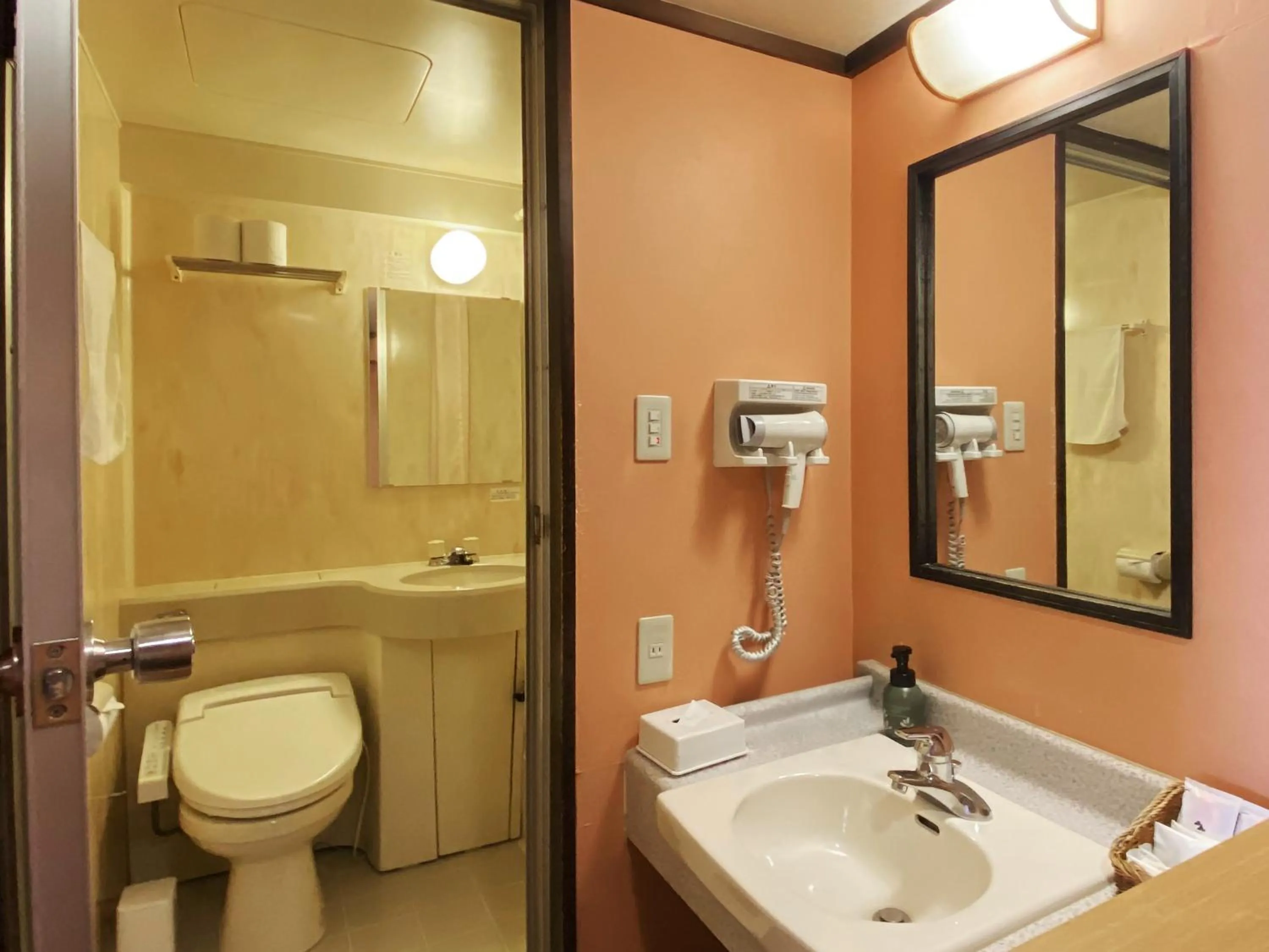 Shower in Hotel Kusakabe Armeria