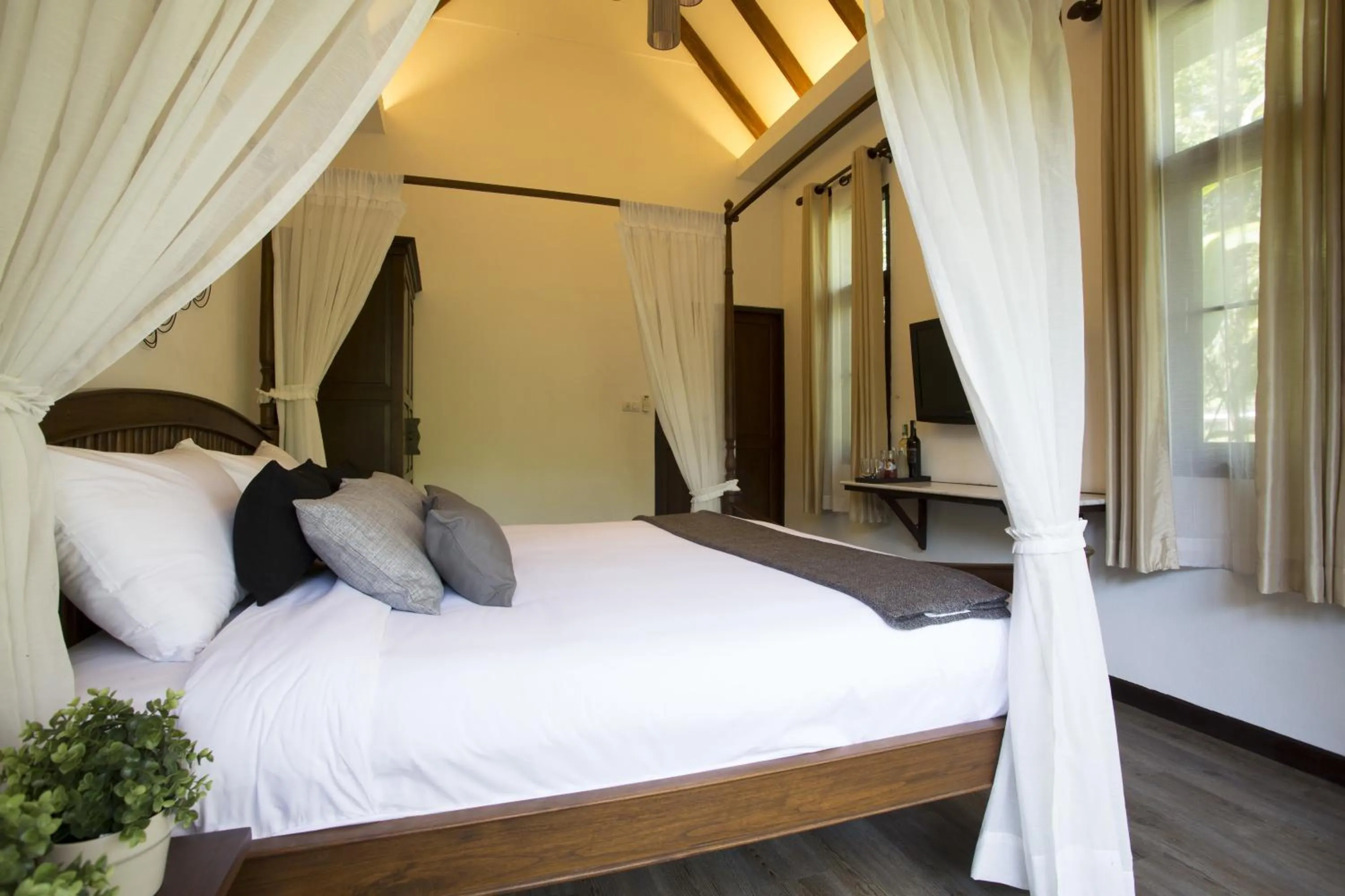 Bed in Tolani Southgate Villa Chiang Mai