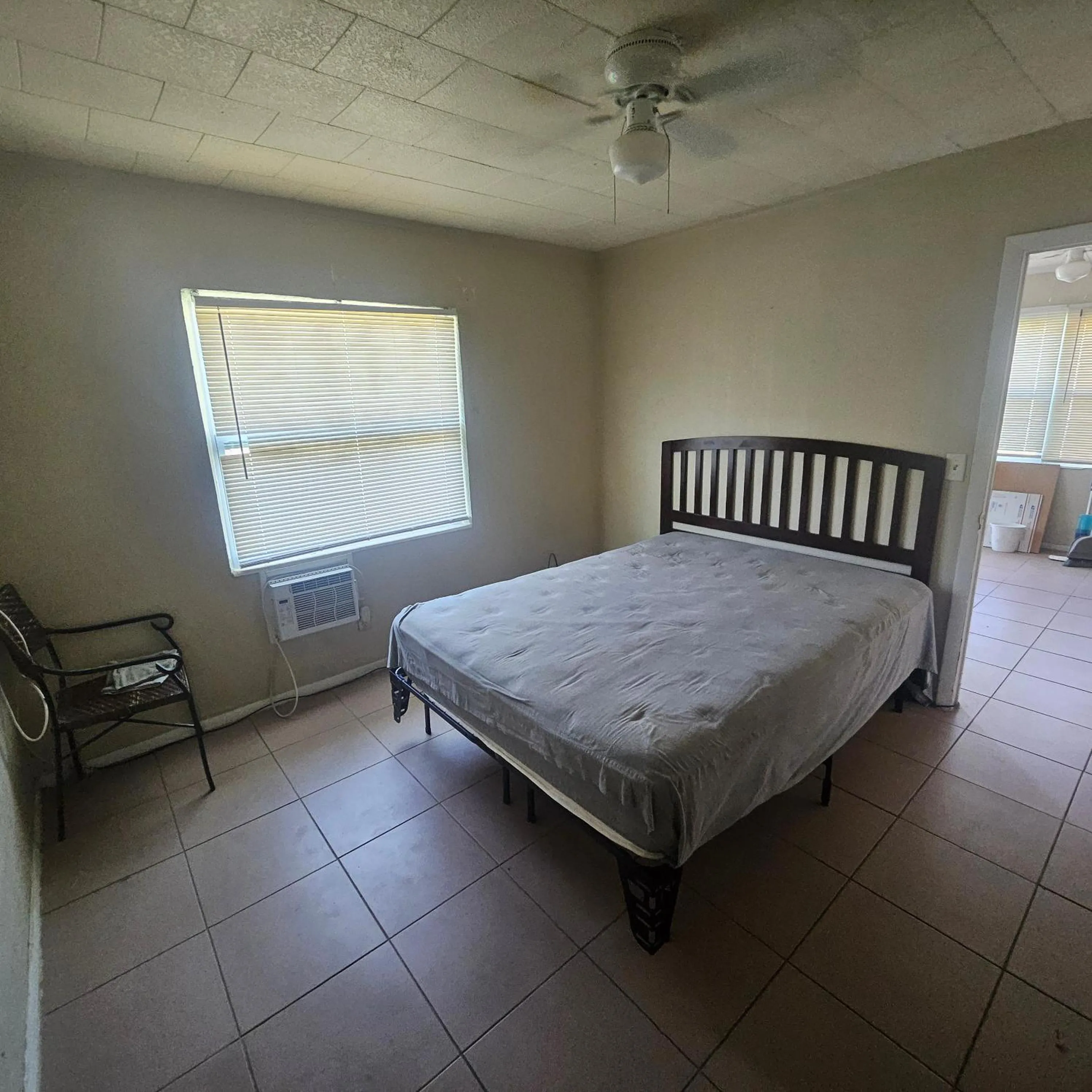 Bed in Sebastian Gardens Inn & Suites