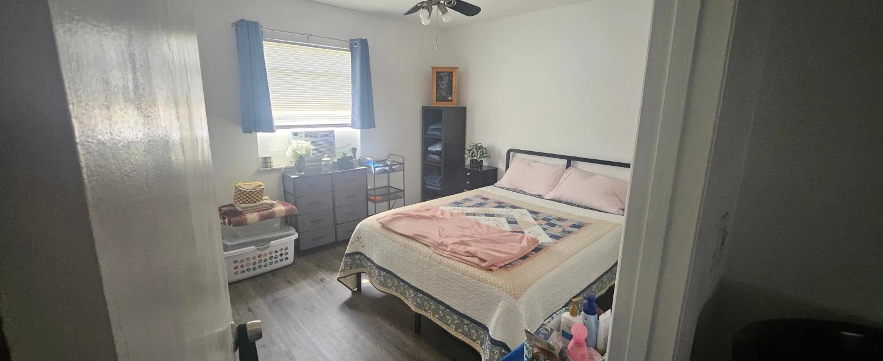 Bed in Sebastian Gardens Inn & Suites