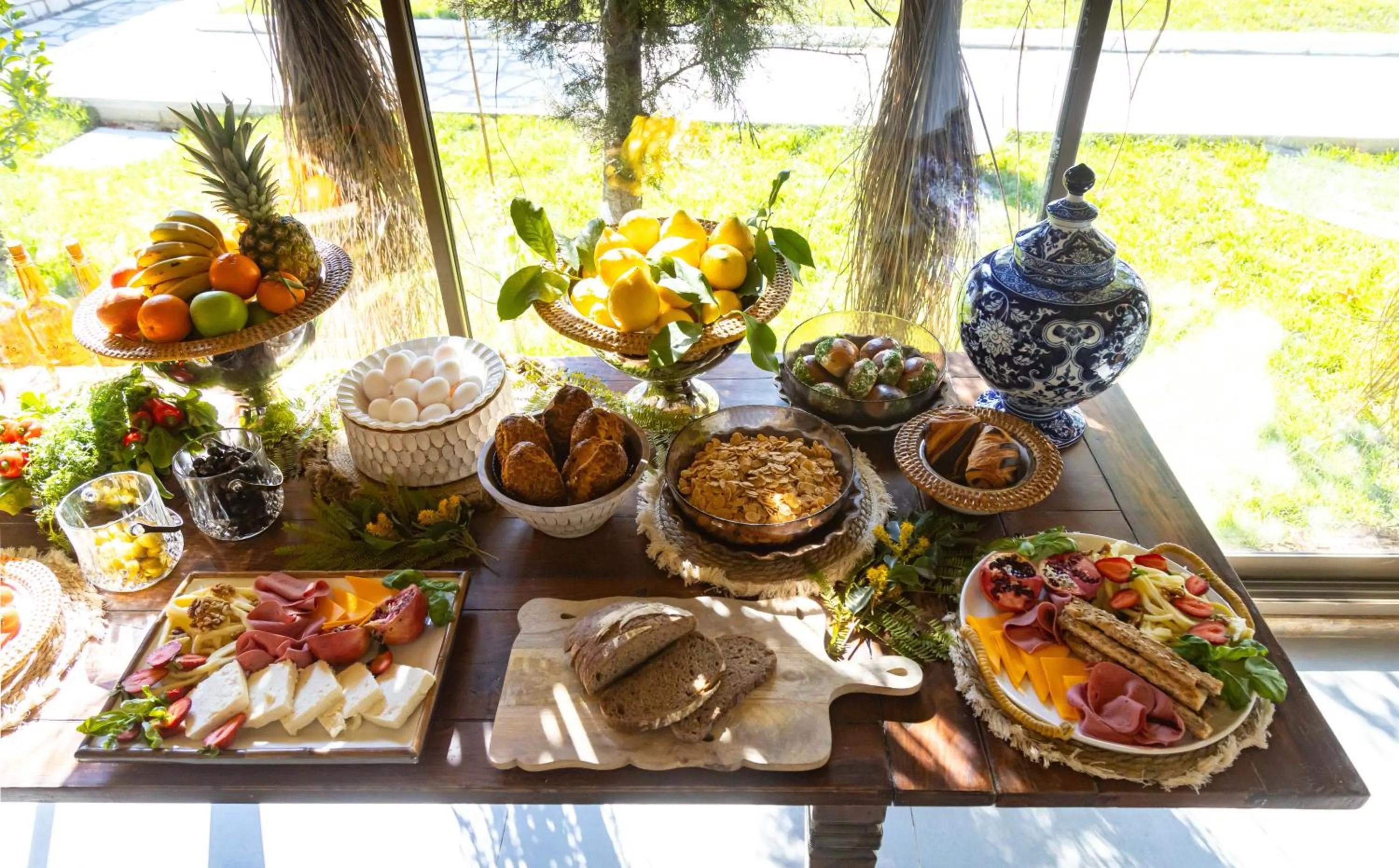 Restaurant/places to eat in Ema Houses