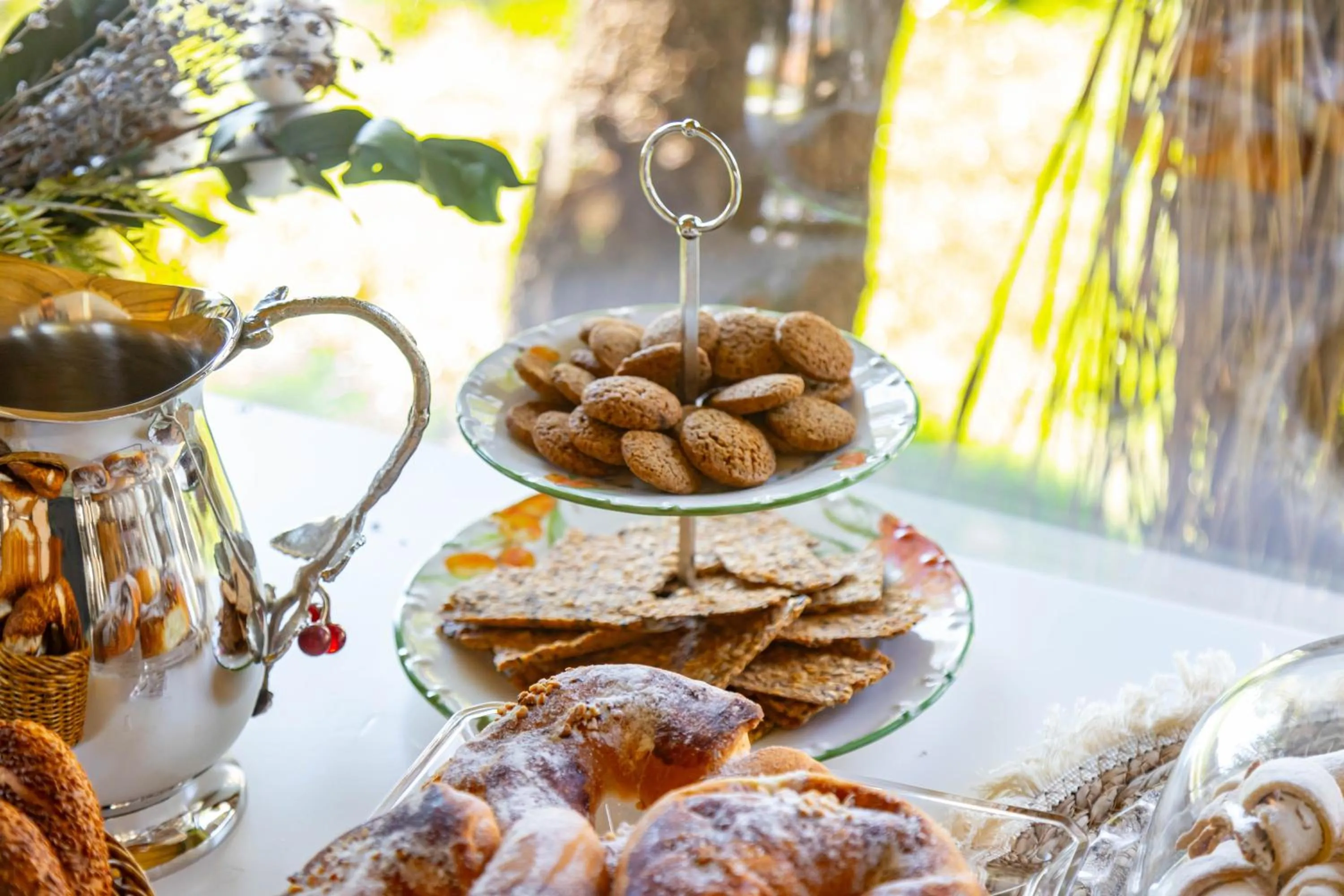 Restaurant/places to eat in Ema Houses