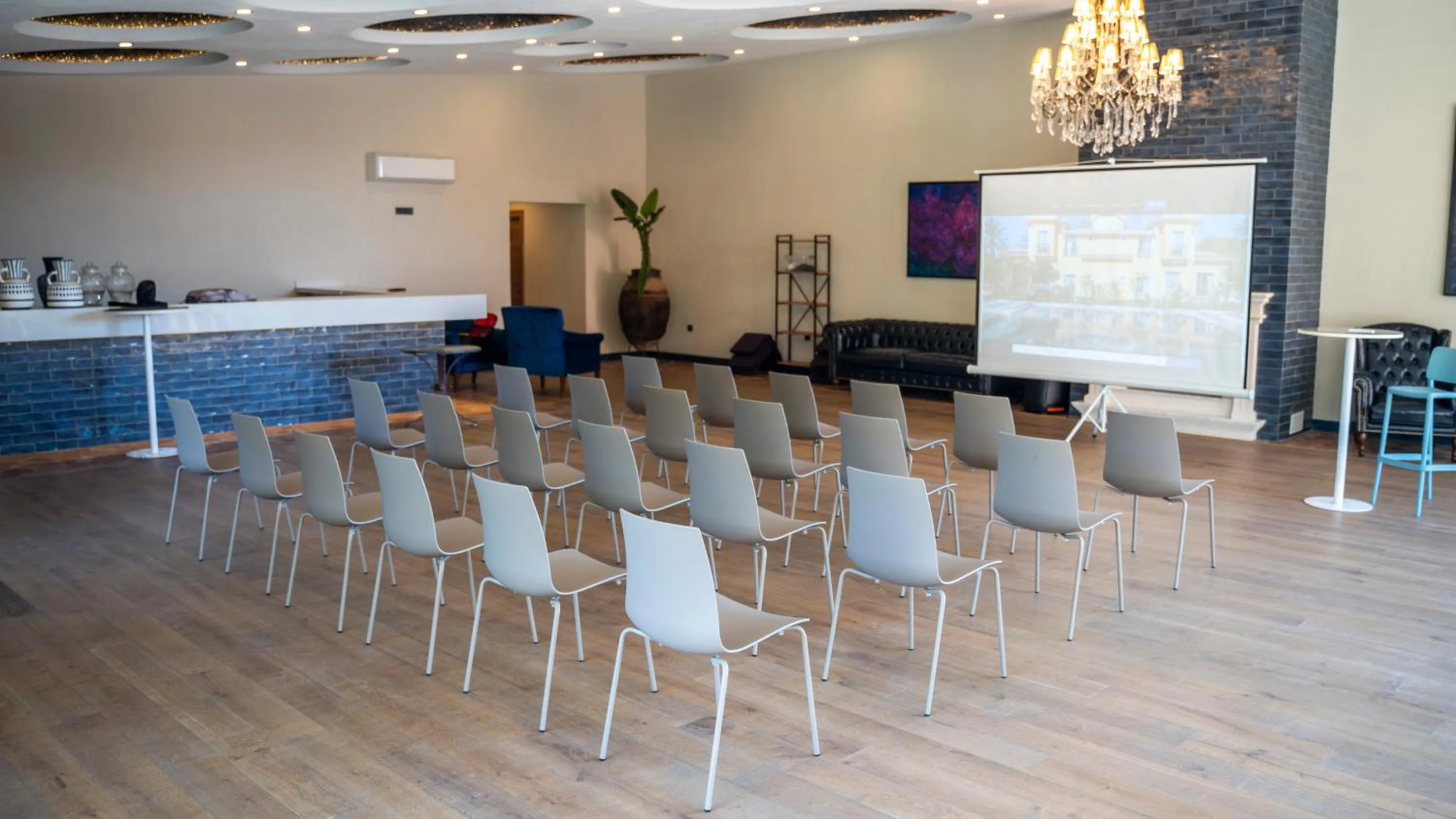 Meeting/conference room in Ema Houses