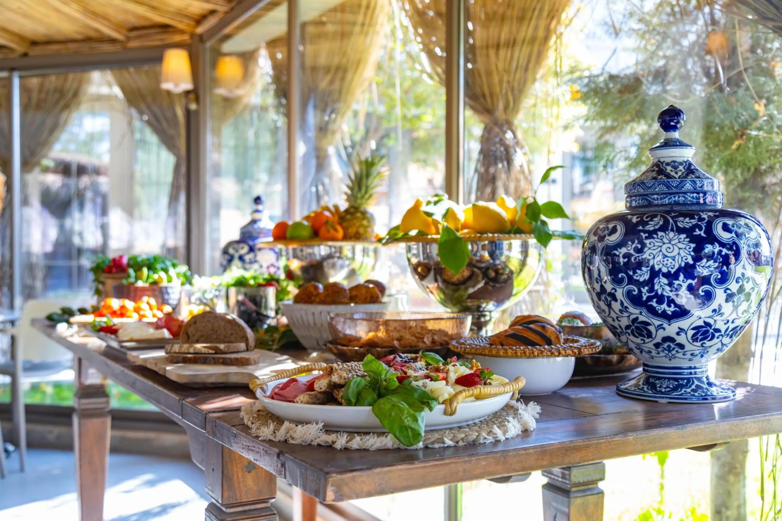 Restaurant/places to eat in Ema Houses