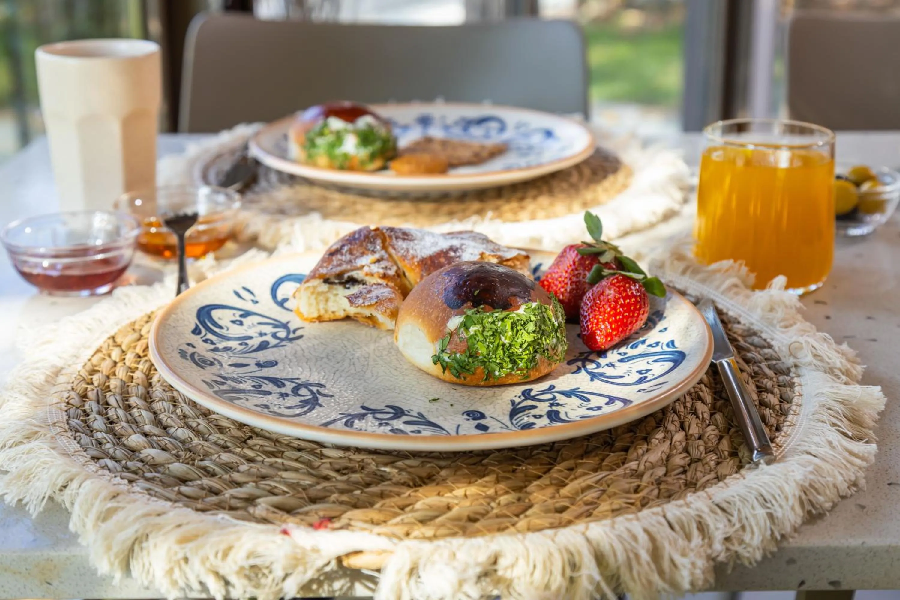 Restaurant/places to eat in Ema Houses