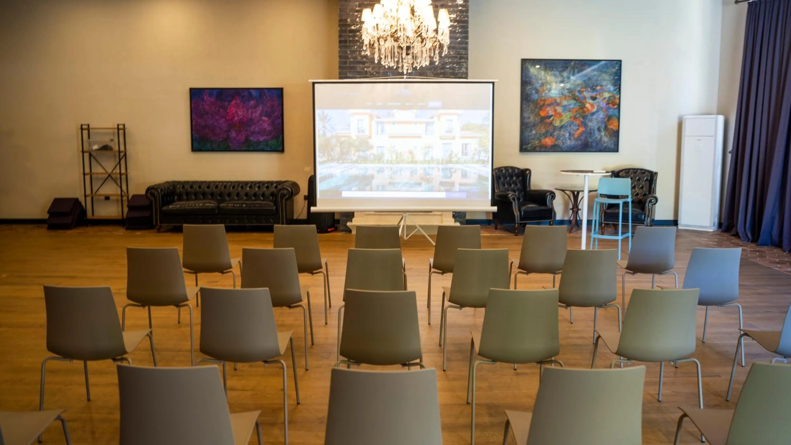 Meeting/conference room in Ema Houses