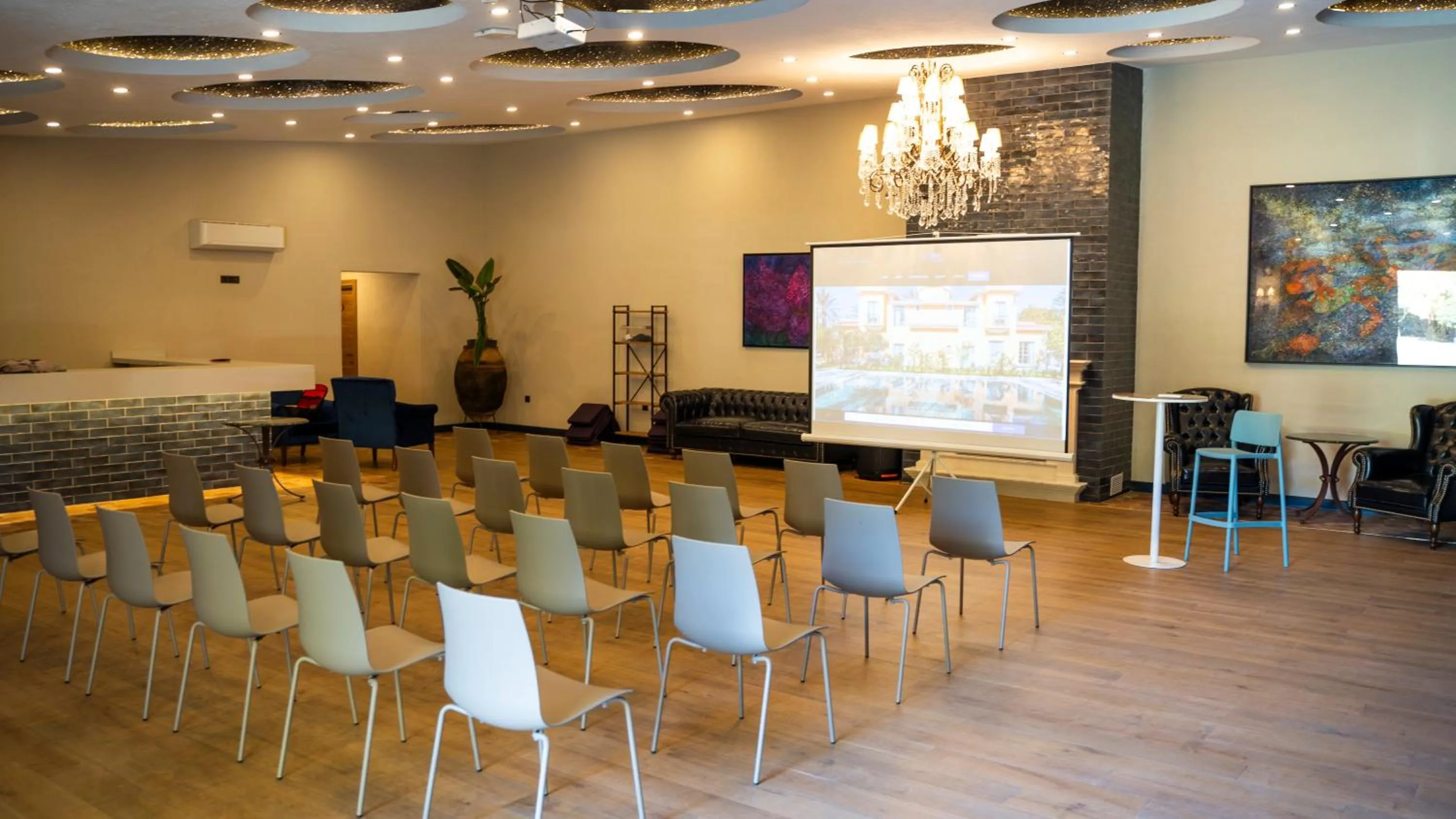 Meeting/conference room in Ema Houses