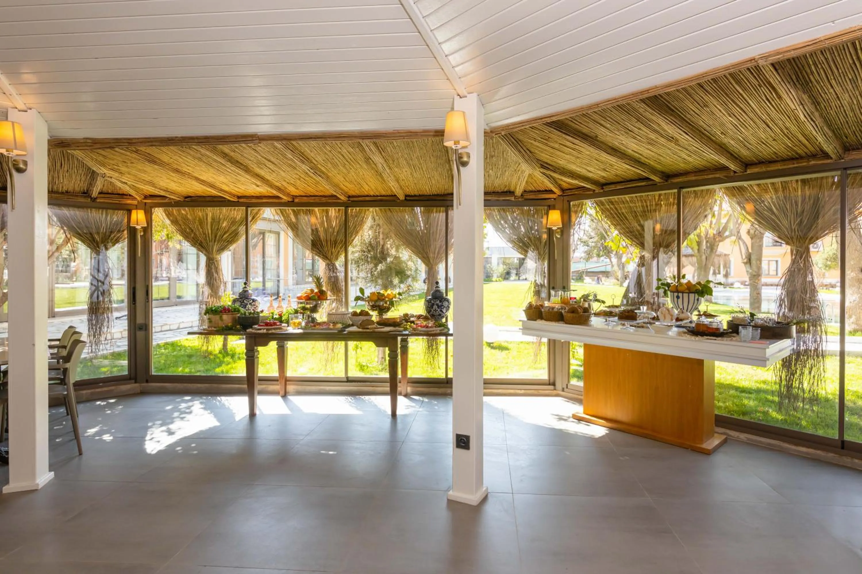 Restaurant/places to eat in Ema Houses