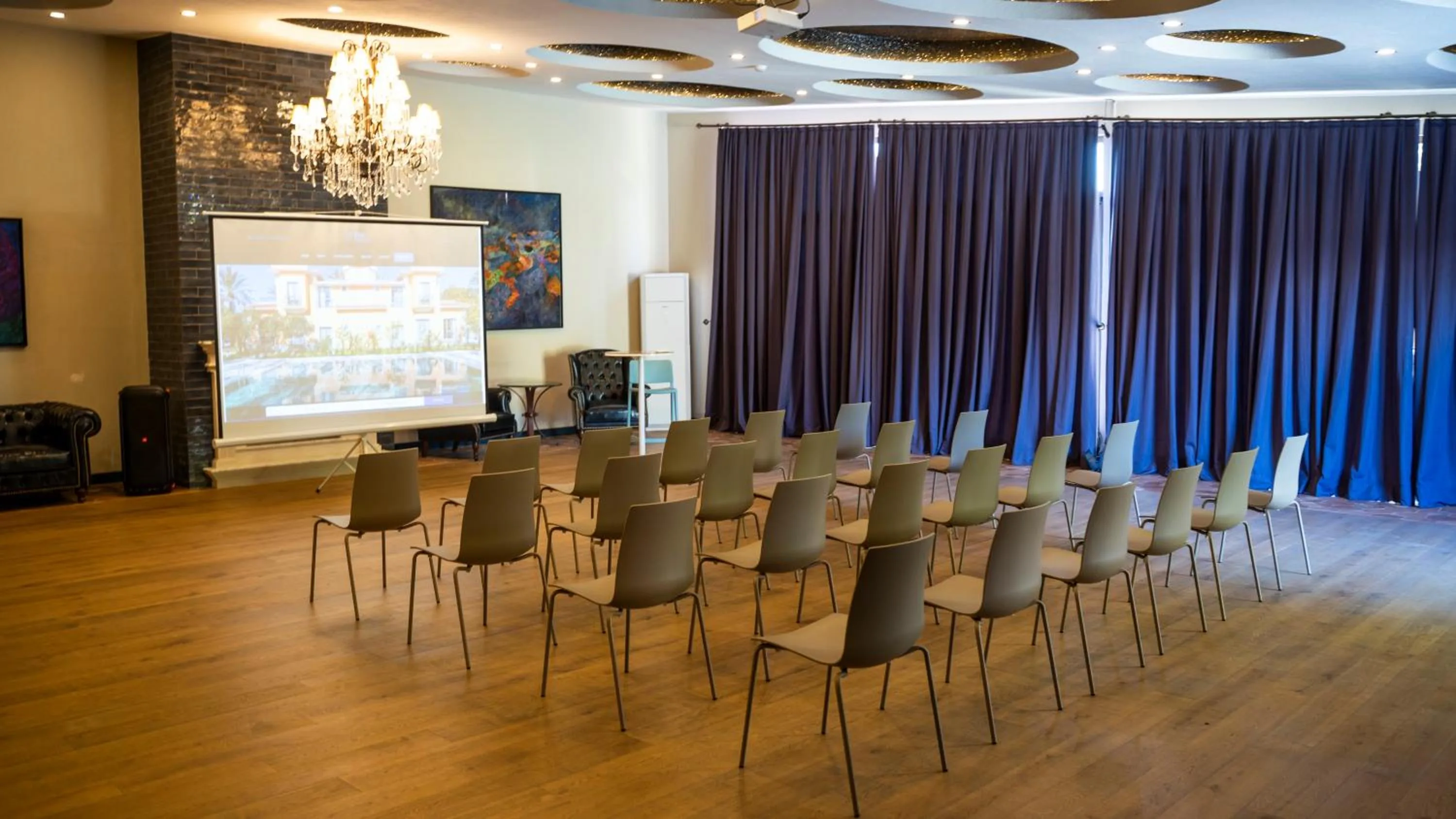 Meeting/conference room in Ema Houses