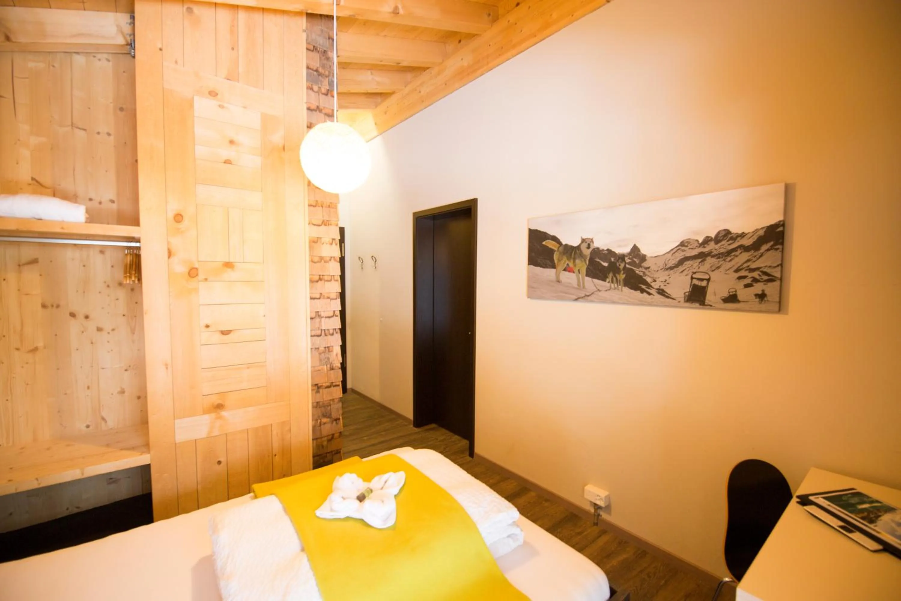 Photo of the whole room, Bed in Hüttenhotel Husky Lodge