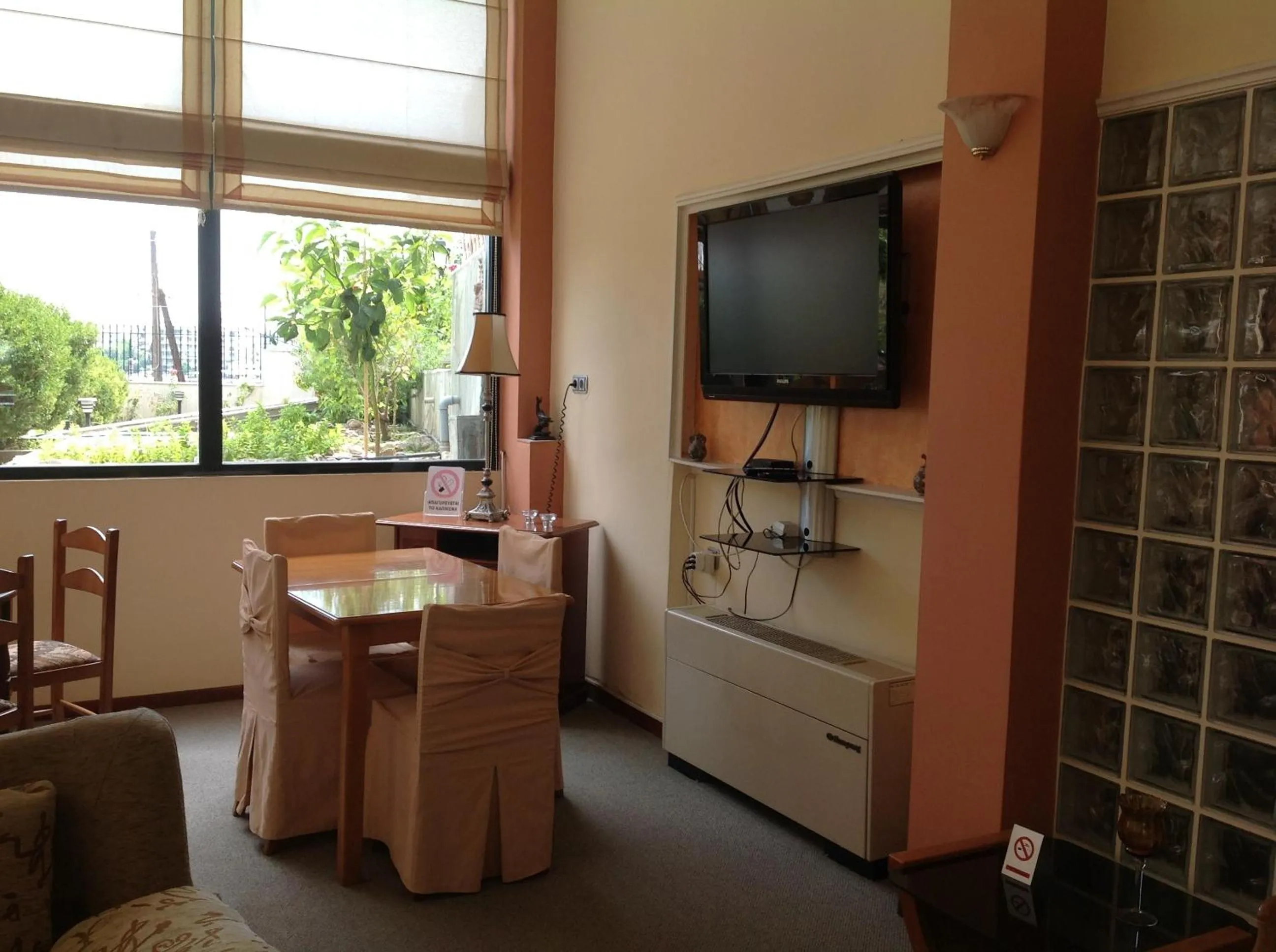 Communal lounge/ TV room in Morfeas Hotel