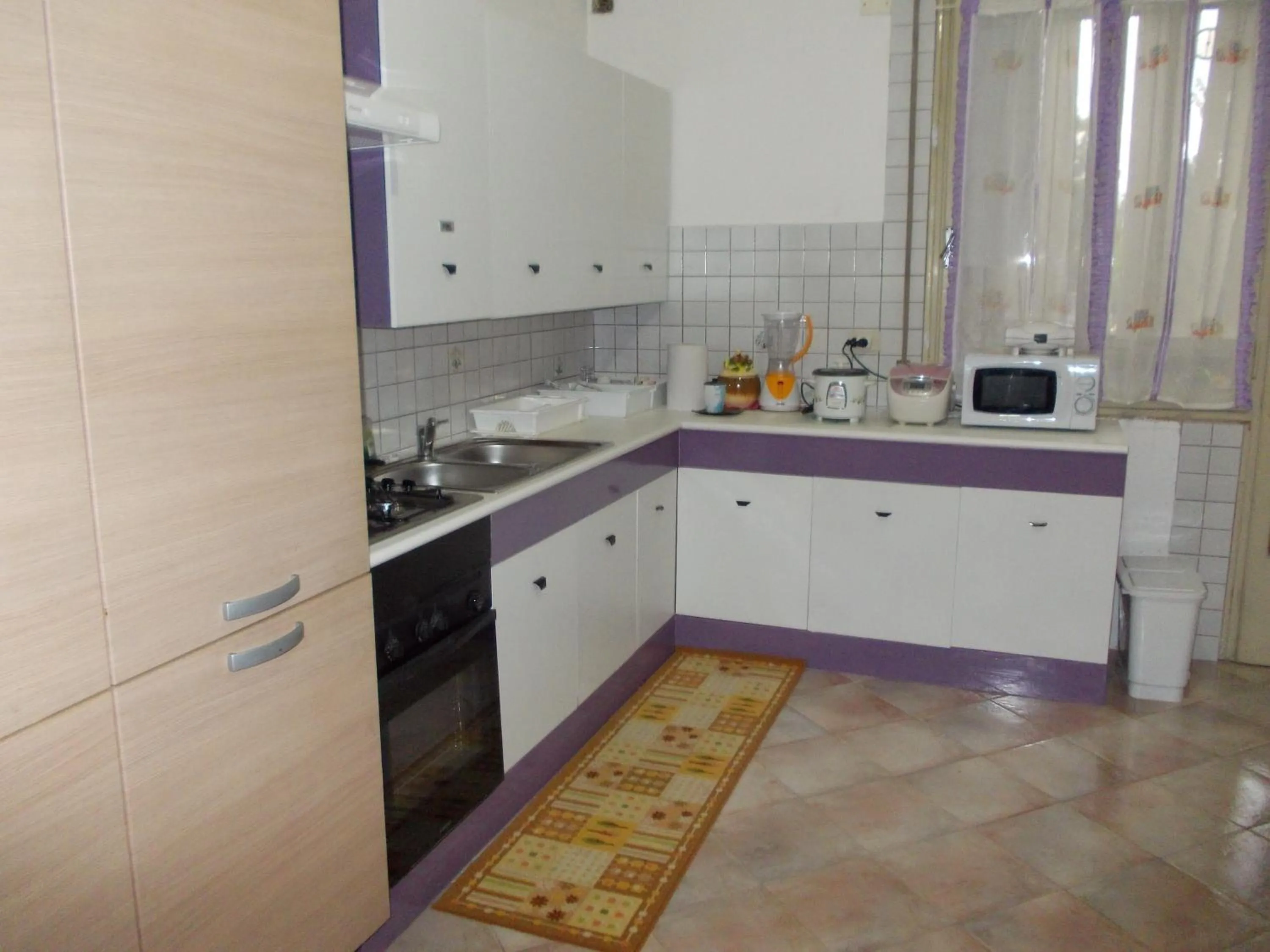 Kitchen or kitchenette in Big Brother Bed & Rooms