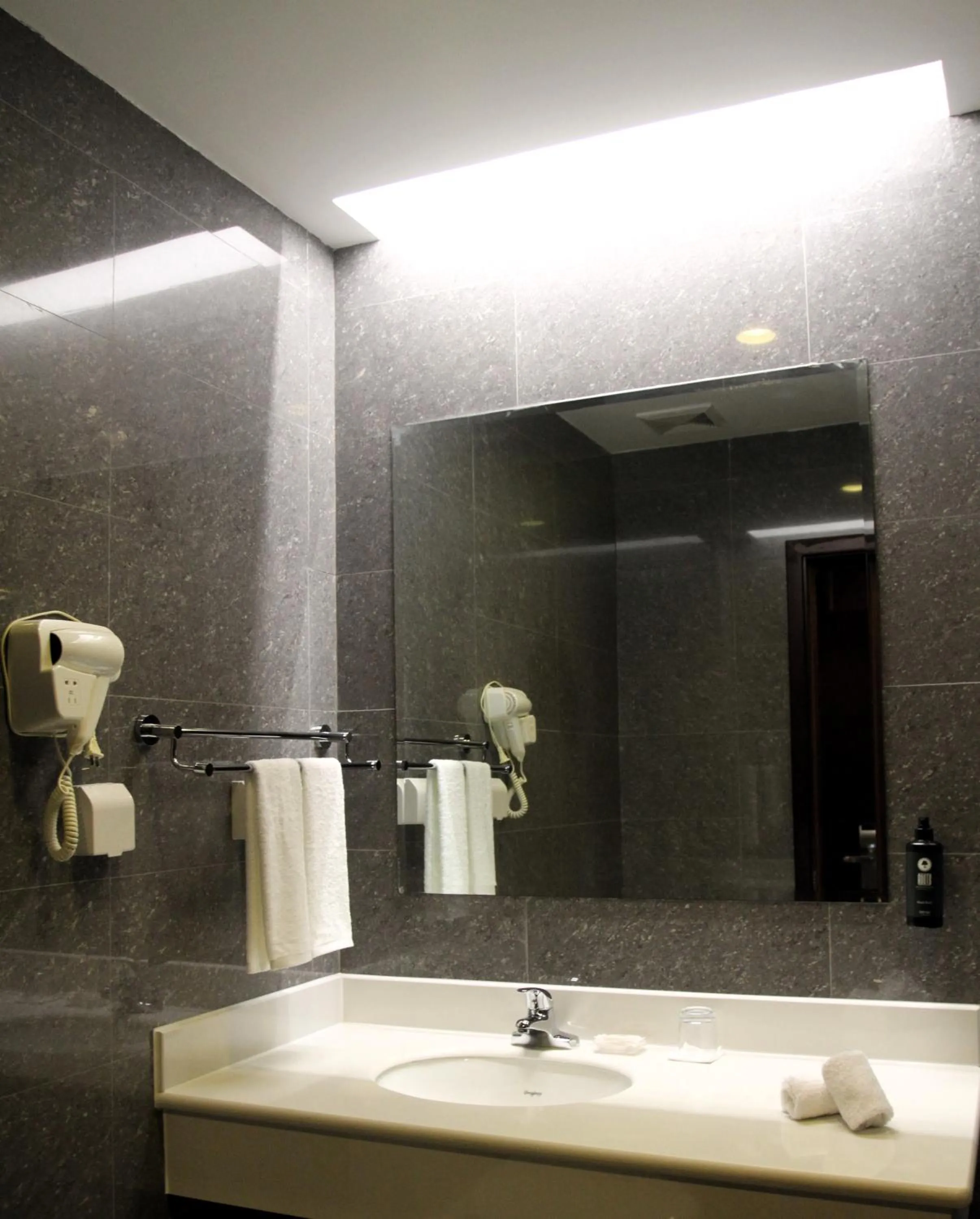 Shower in Flow Hotel Benguela