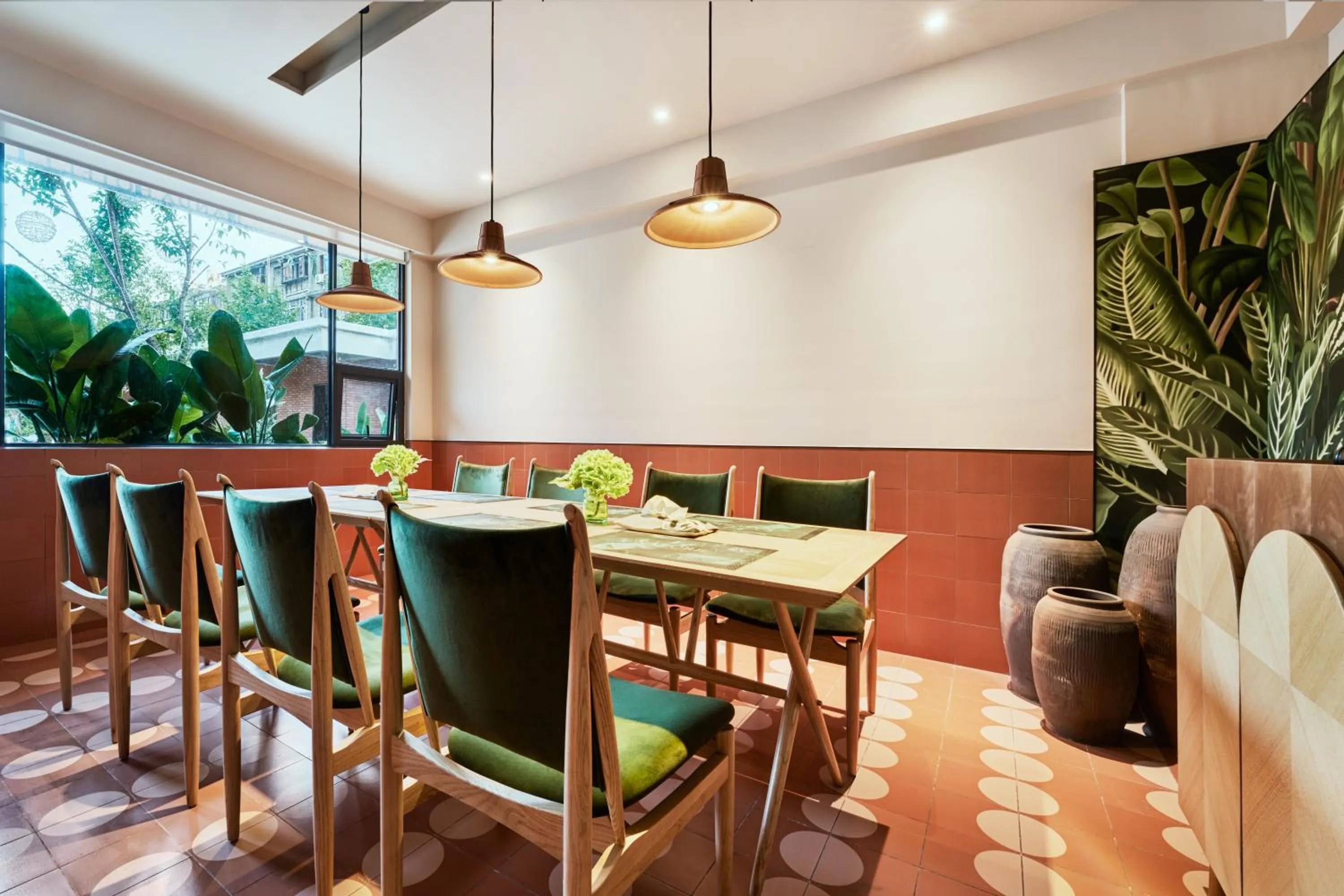 Restaurant/places to eat in Panda Hotel