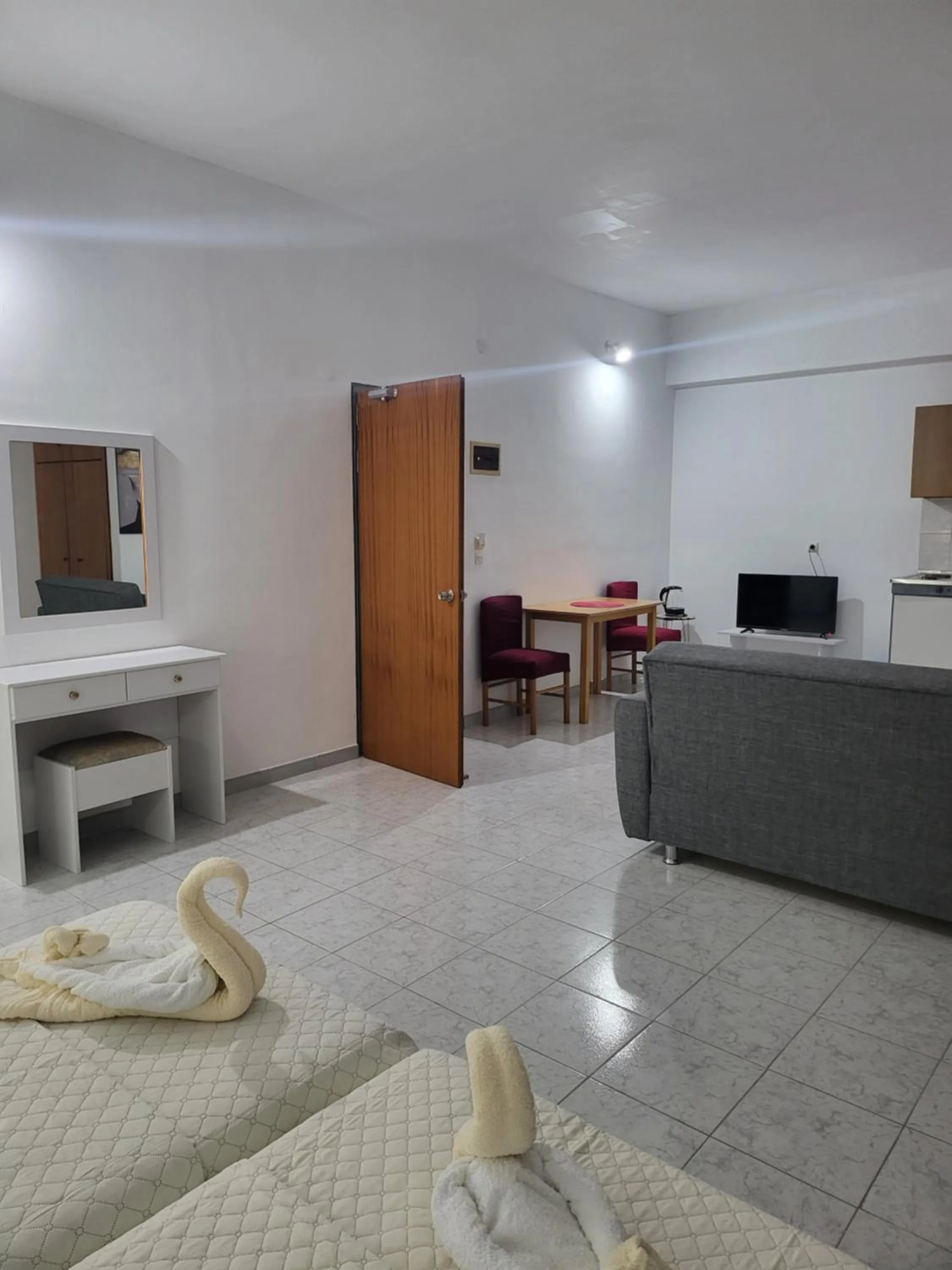 TV and multimedia, Bed in Pyrgos Hotel Apartments