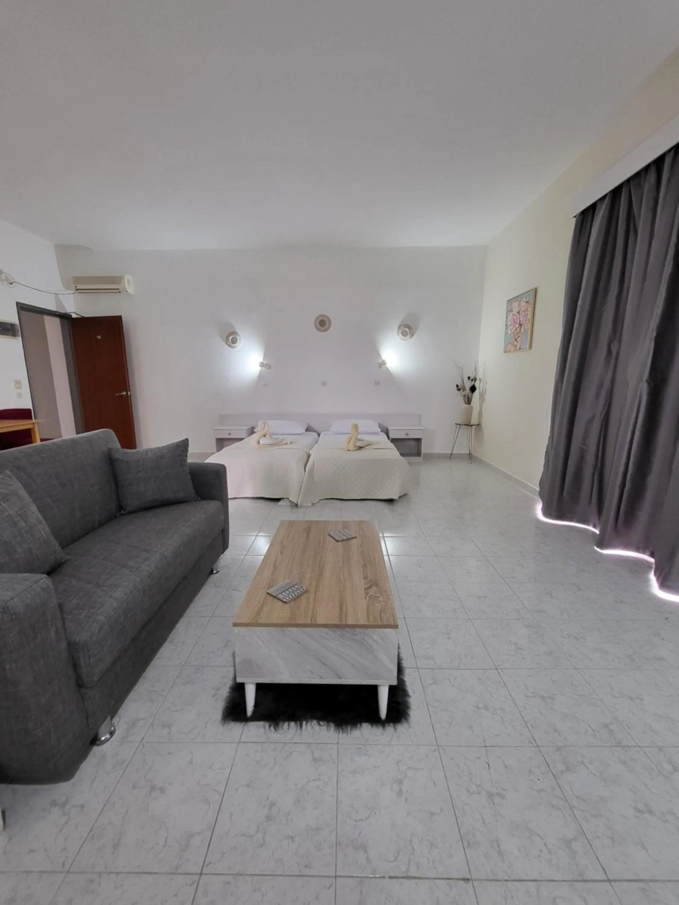 TV and multimedia, Bed in Pyrgos Hotel Apartments