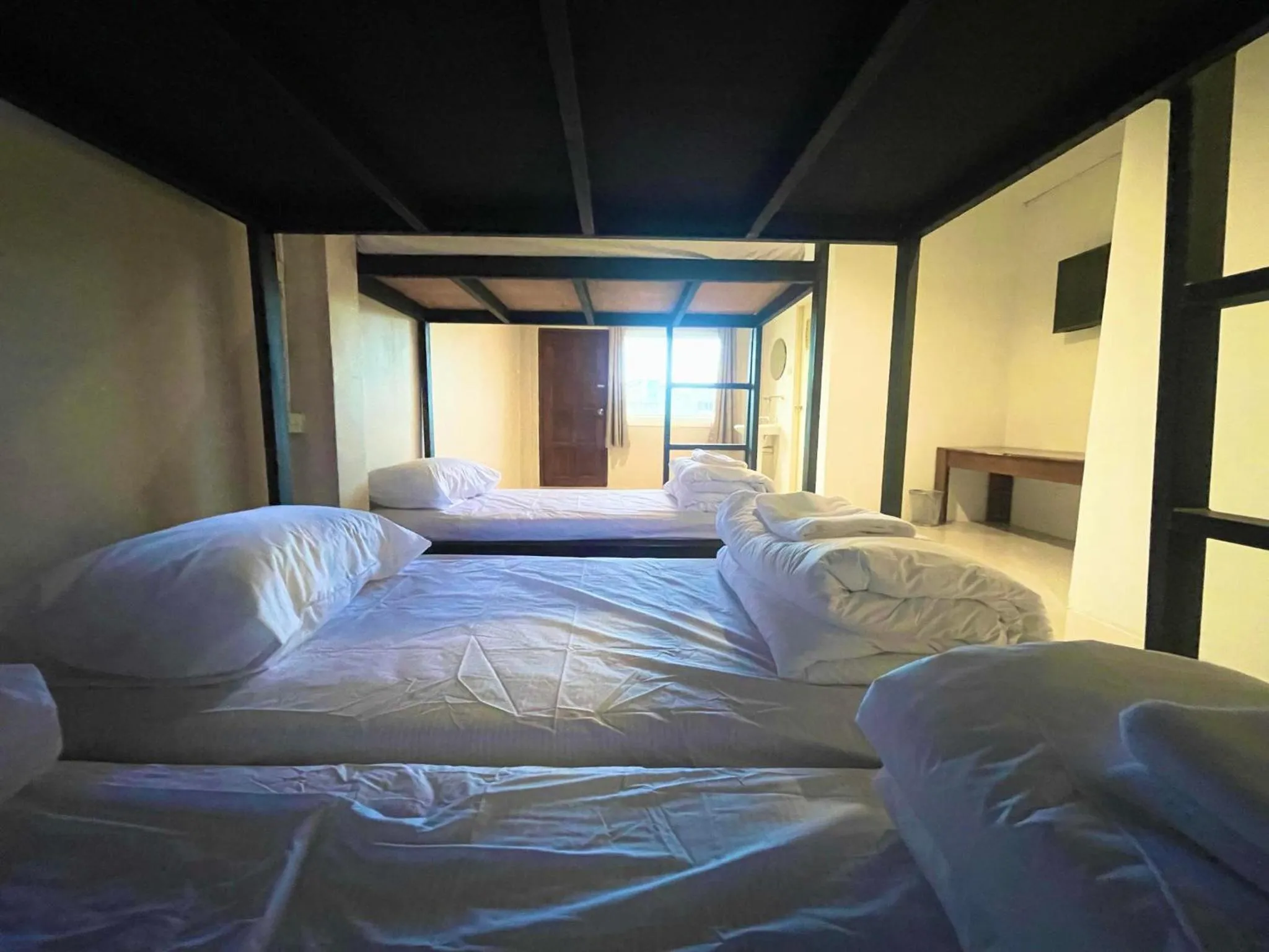 Bedroom, Bed in Lamoon 90s