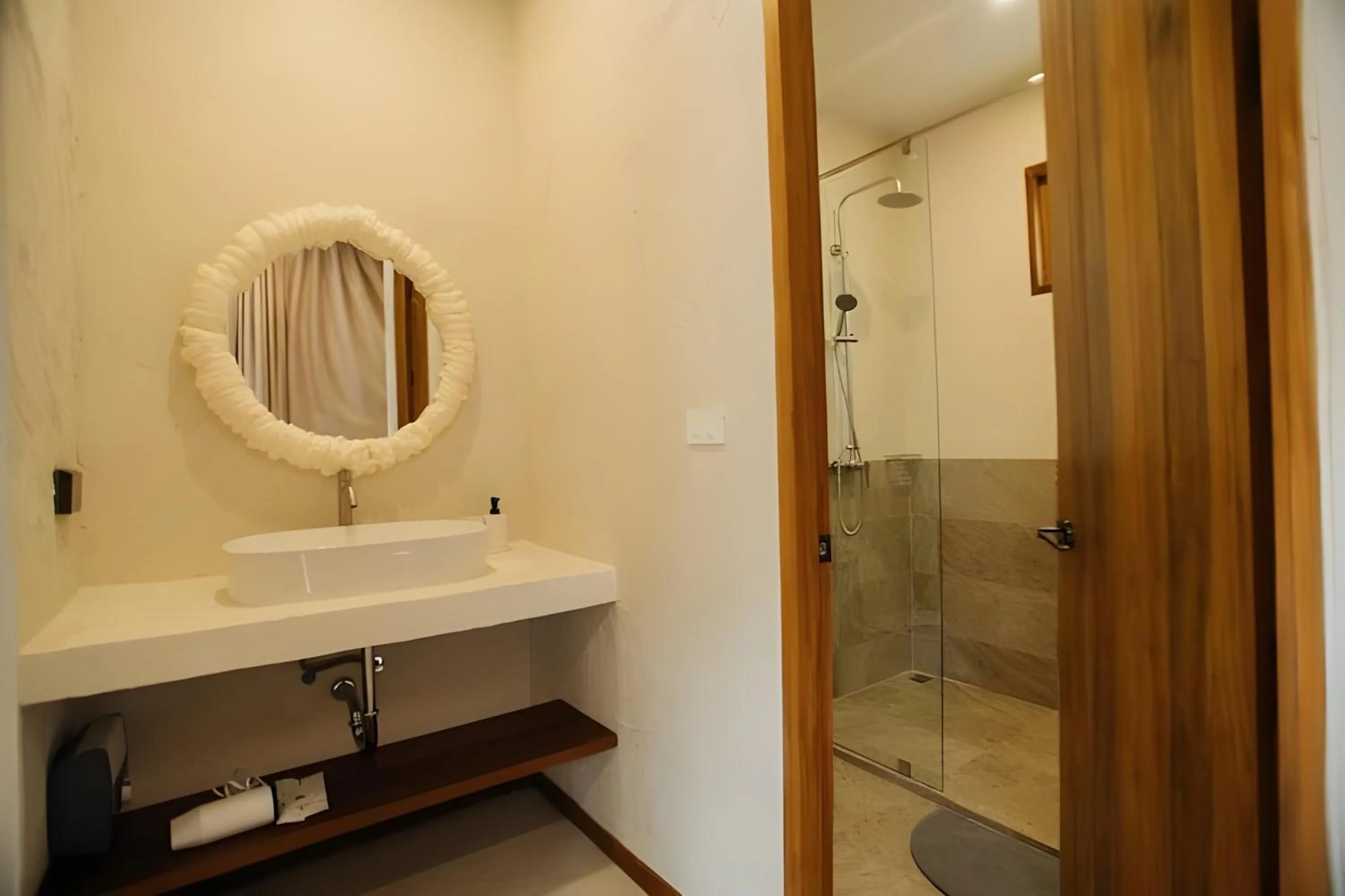 Bathroom in Taryn Tara Cafe and Stay