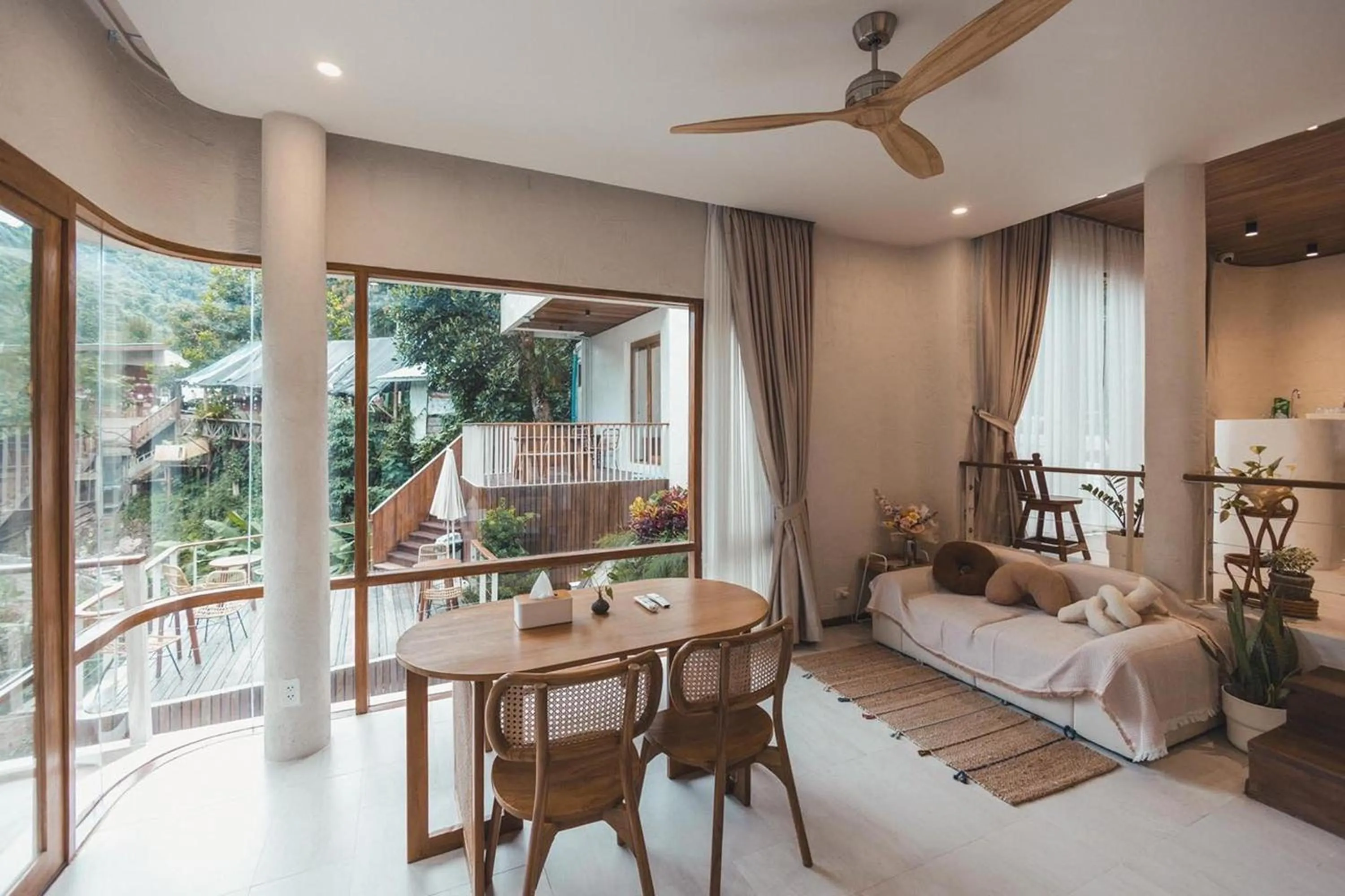 Seating area, Bed in Taryn Tara Cafe and Stay