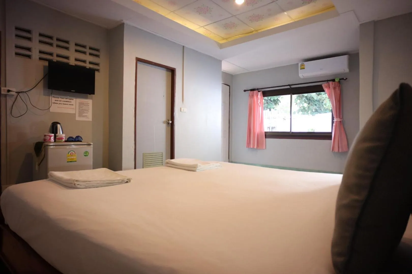 Bed in Marina hut guest house