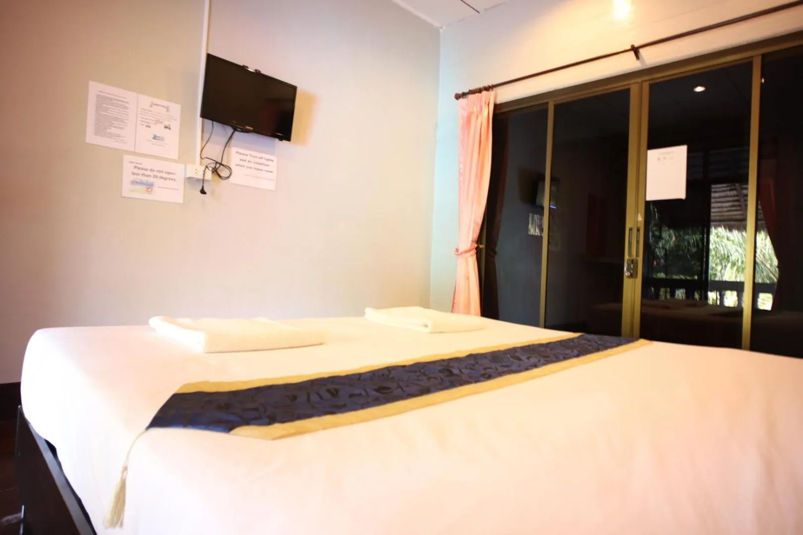 Bed in Marina hut guest house