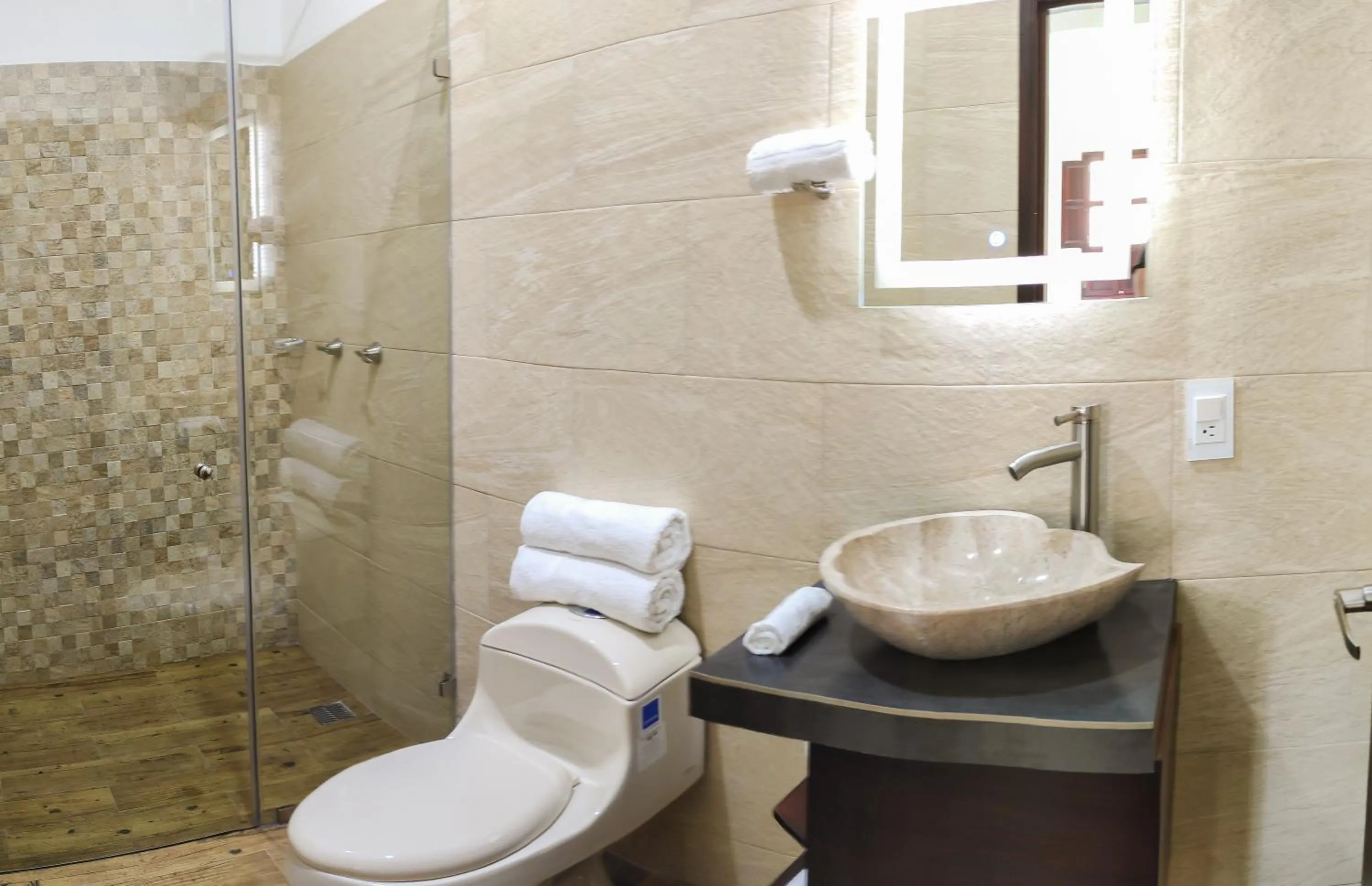 Shower in Nueve Agaves Hotel