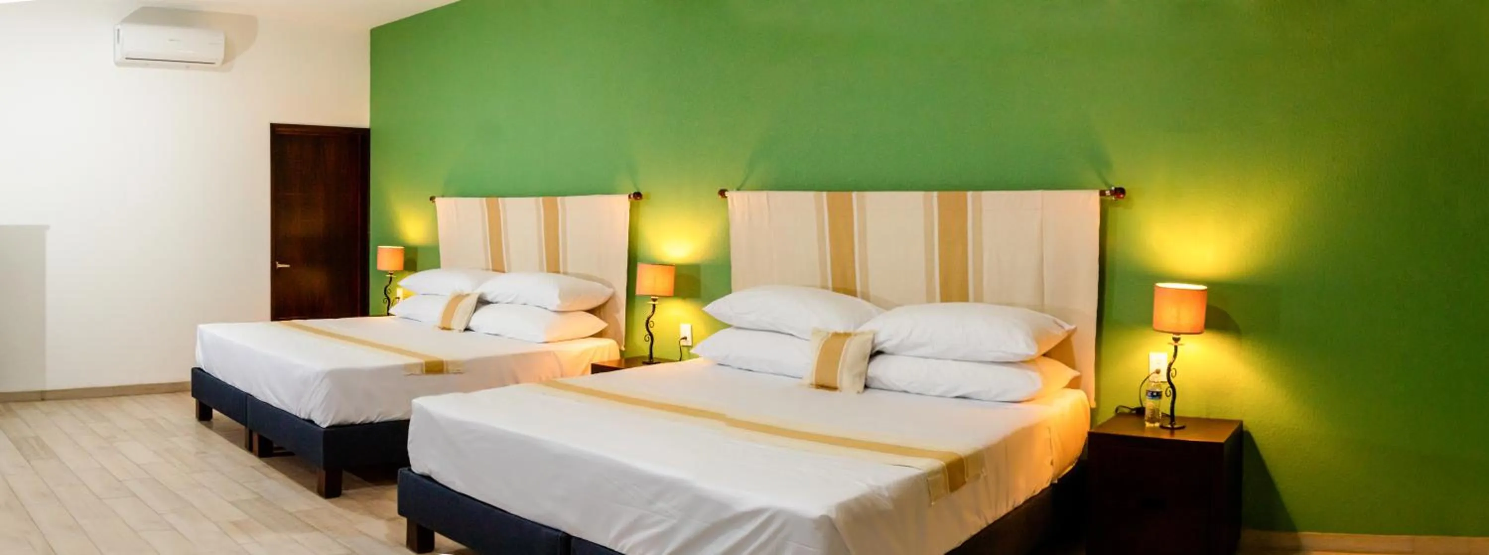 Photo of the whole room, Bed in Nueve Agaves Hotel