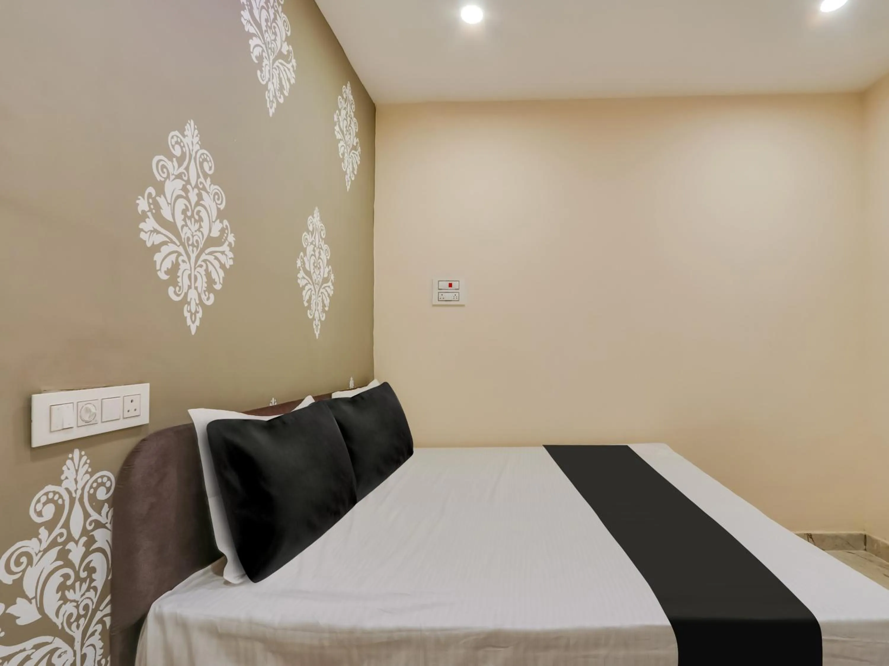 Bedroom, Bed in Hotel O BSS INNS